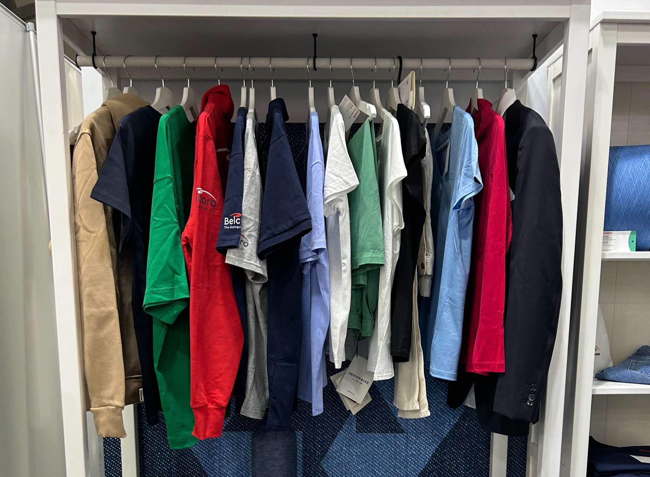 Produzierte Kleidung auf der ITMA Produzierte Kleidung auf der ITMA