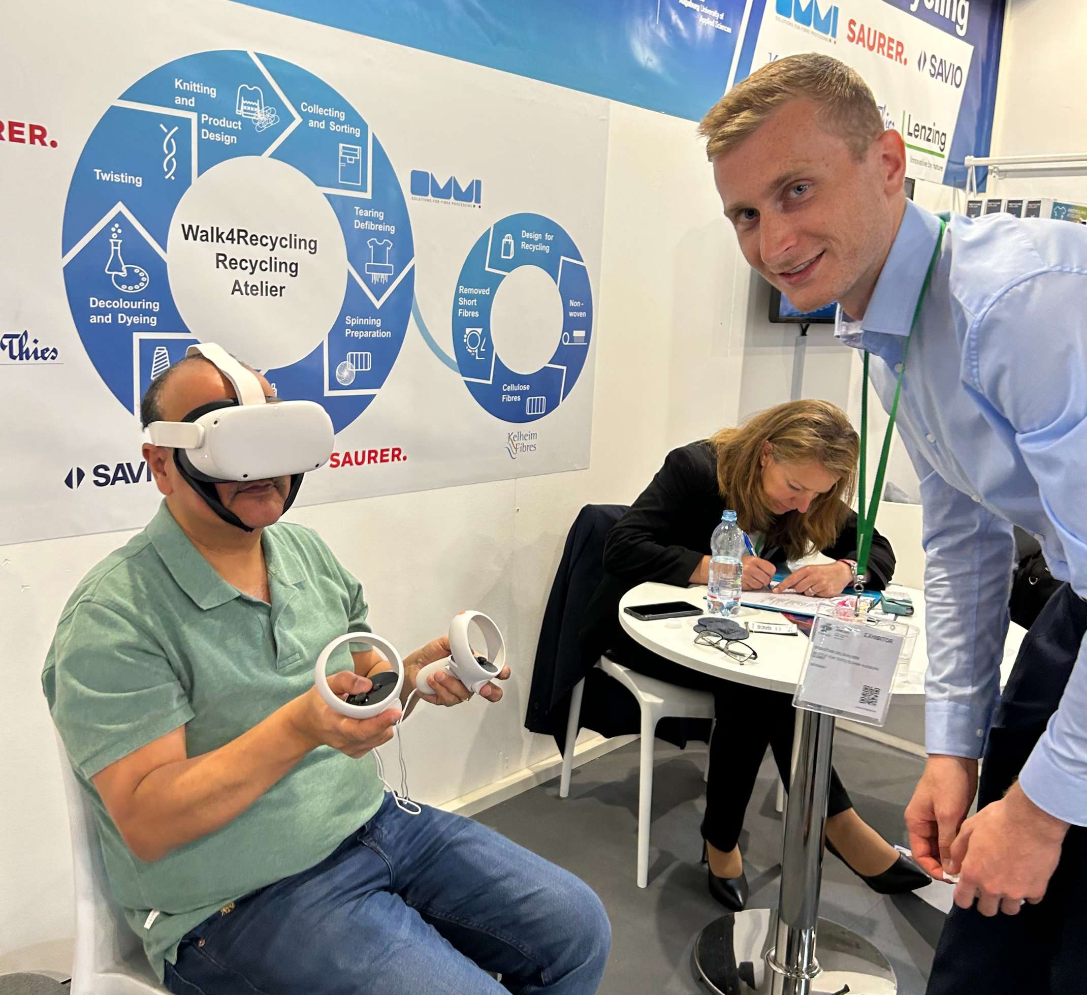 Sebastian Geldhäuser (THA) probiert mit einem Besucher eine VR-Anwendung aus dem ELLSI aus. Sebastian Geldhäuser (THA) probiert mit einem Besucher eine VR-Anwendung aus dem ELLSI aus.