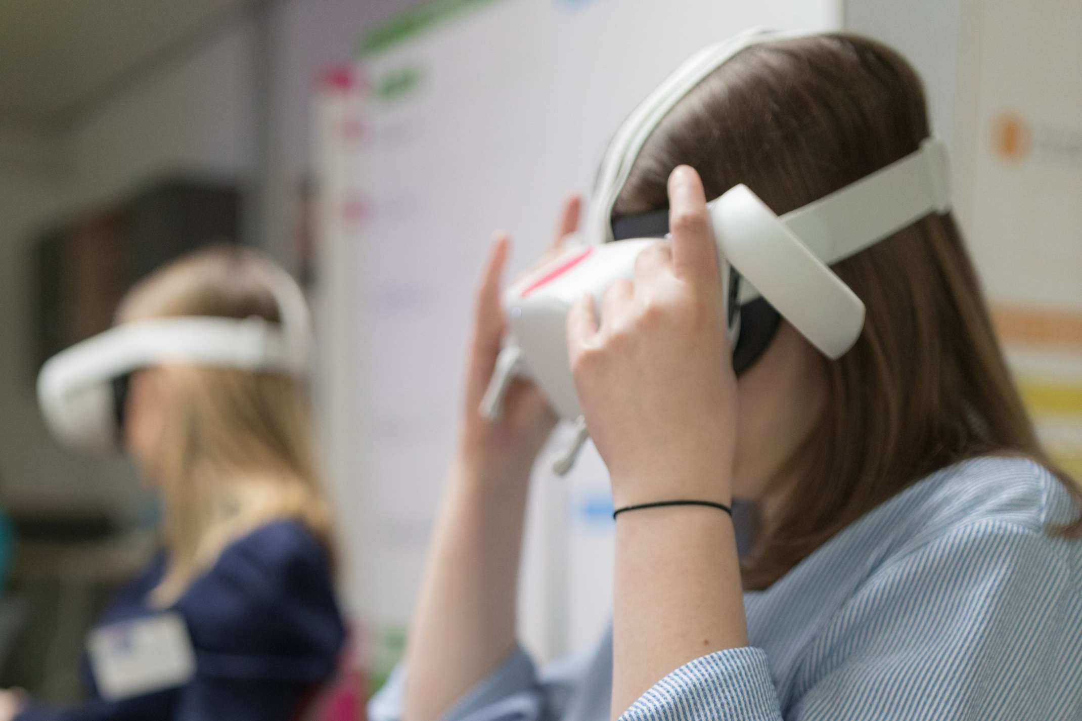 Frau mit VR-Headset im ELLSI