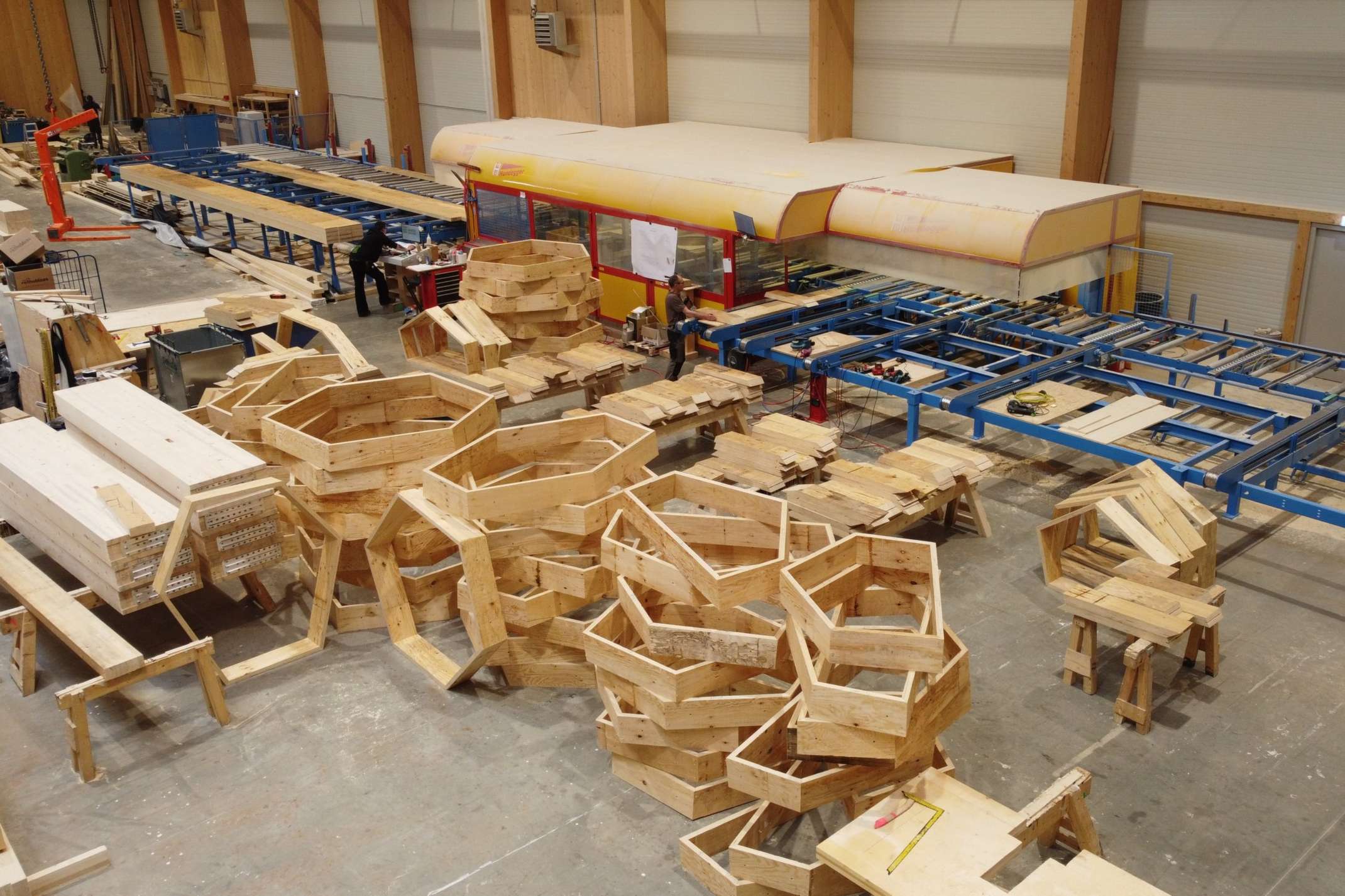 Lager mit fertigen Bauteilen