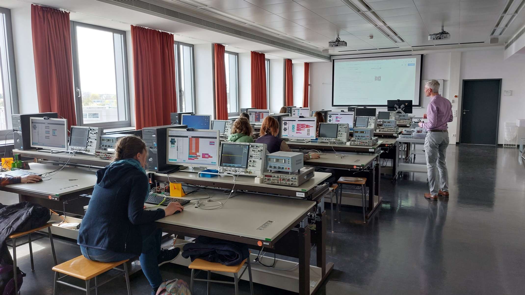 Die Girls-Gruppe im Computer-Raum