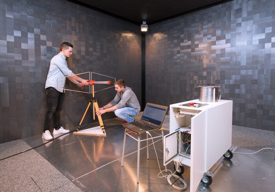 Studierende bei der Probenpräparation im Labor