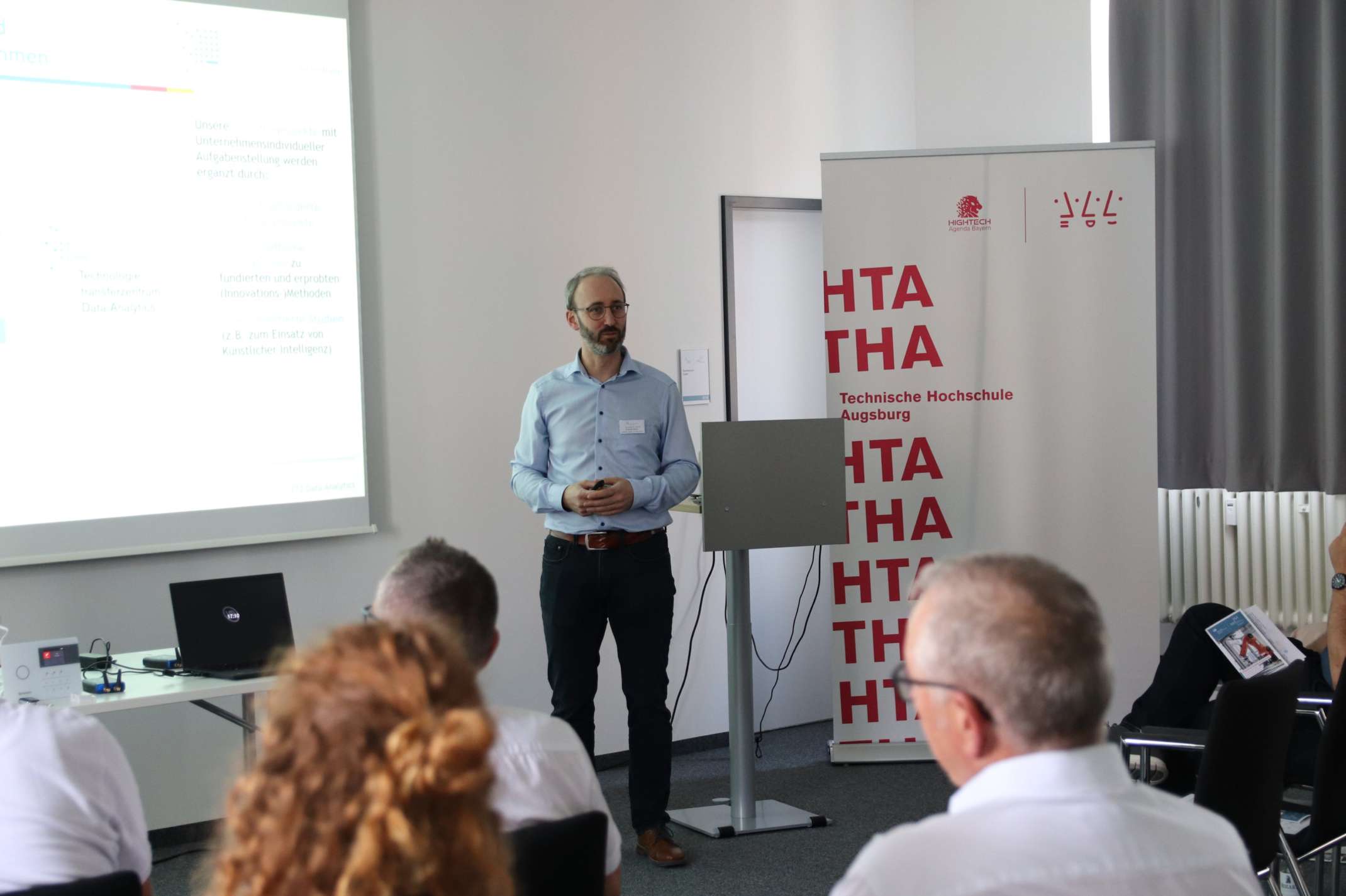 Prof. Dr. Dominik Merli führte in die Veranstaltung ein und gab einen kurze Überblick zur momentanen Bedrohungslage in der IT-Sicherheit.