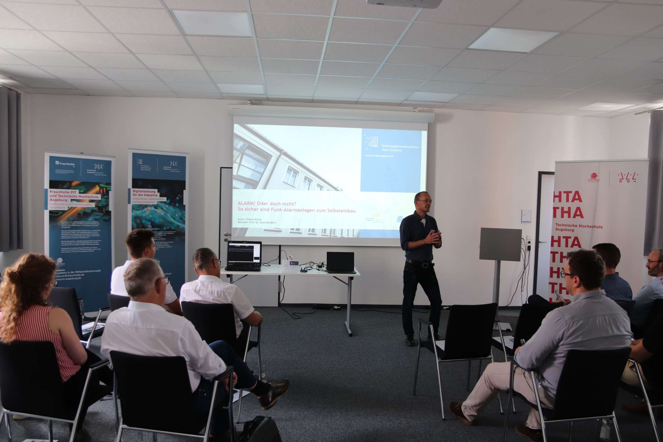 Florian Ernst stellt die Studie zur Sicherheit von Funk-Alarmanlagen vor.