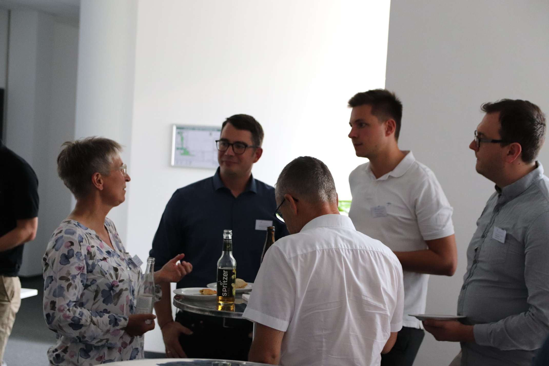 Prof. Dr. Helia Hollmann im Gespräch mit interessierten Vertretern aus der Wirtschaft.