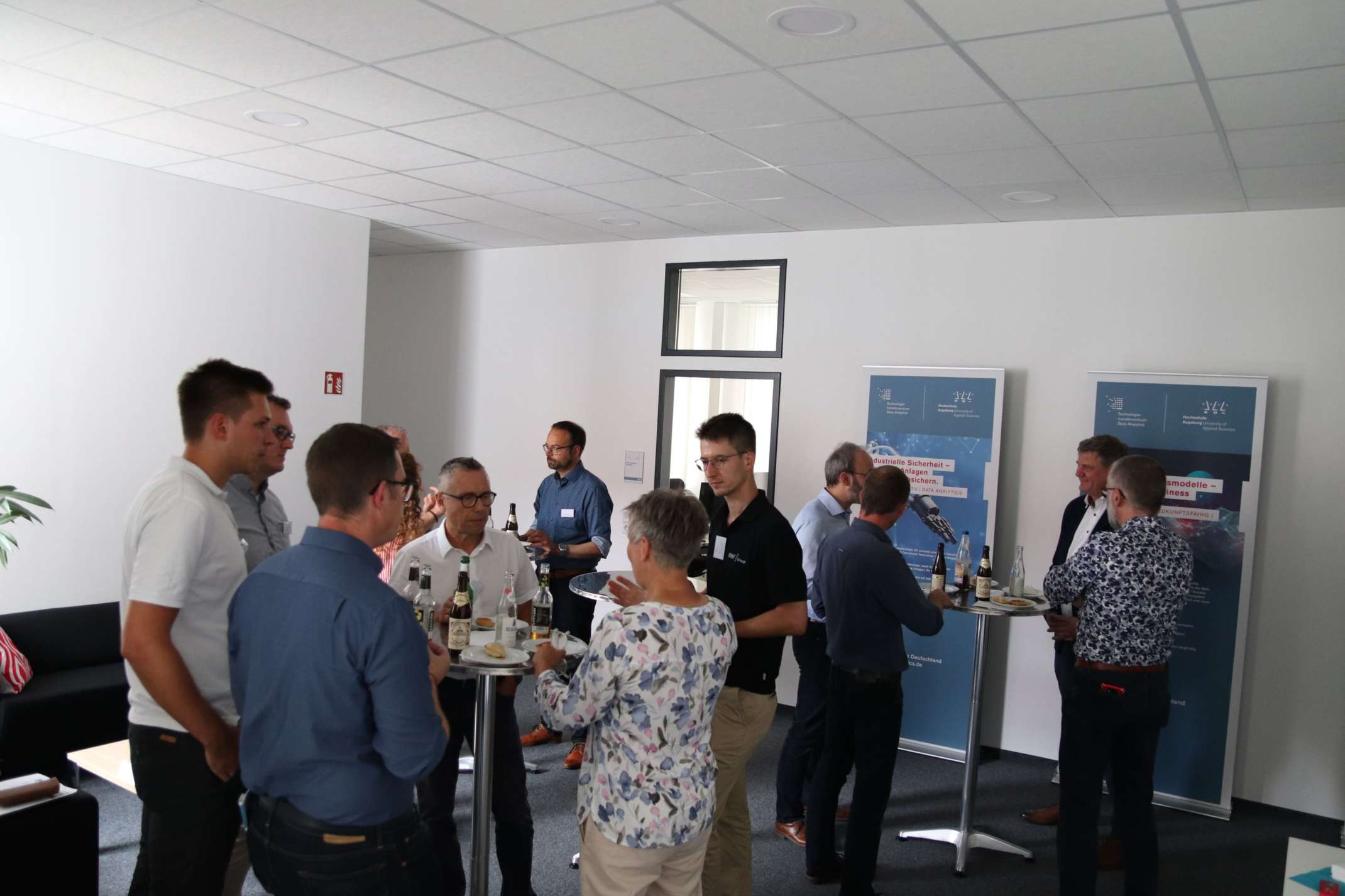 Die Teilnehmenden von Data Analytics im Donau-Ries beim Networking.