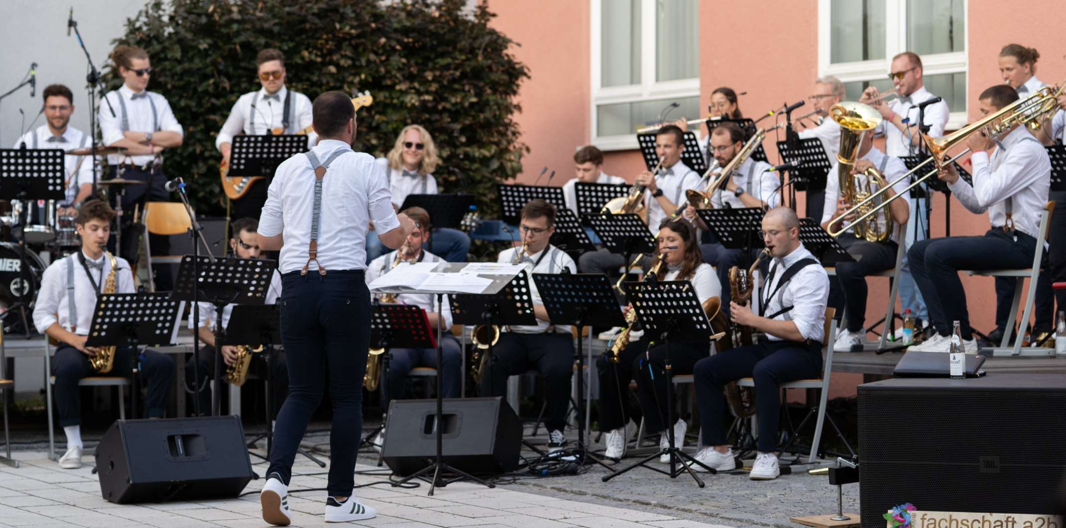 Die Campus Big Band Augsburg beim Sommerfest der Fakultät A + B