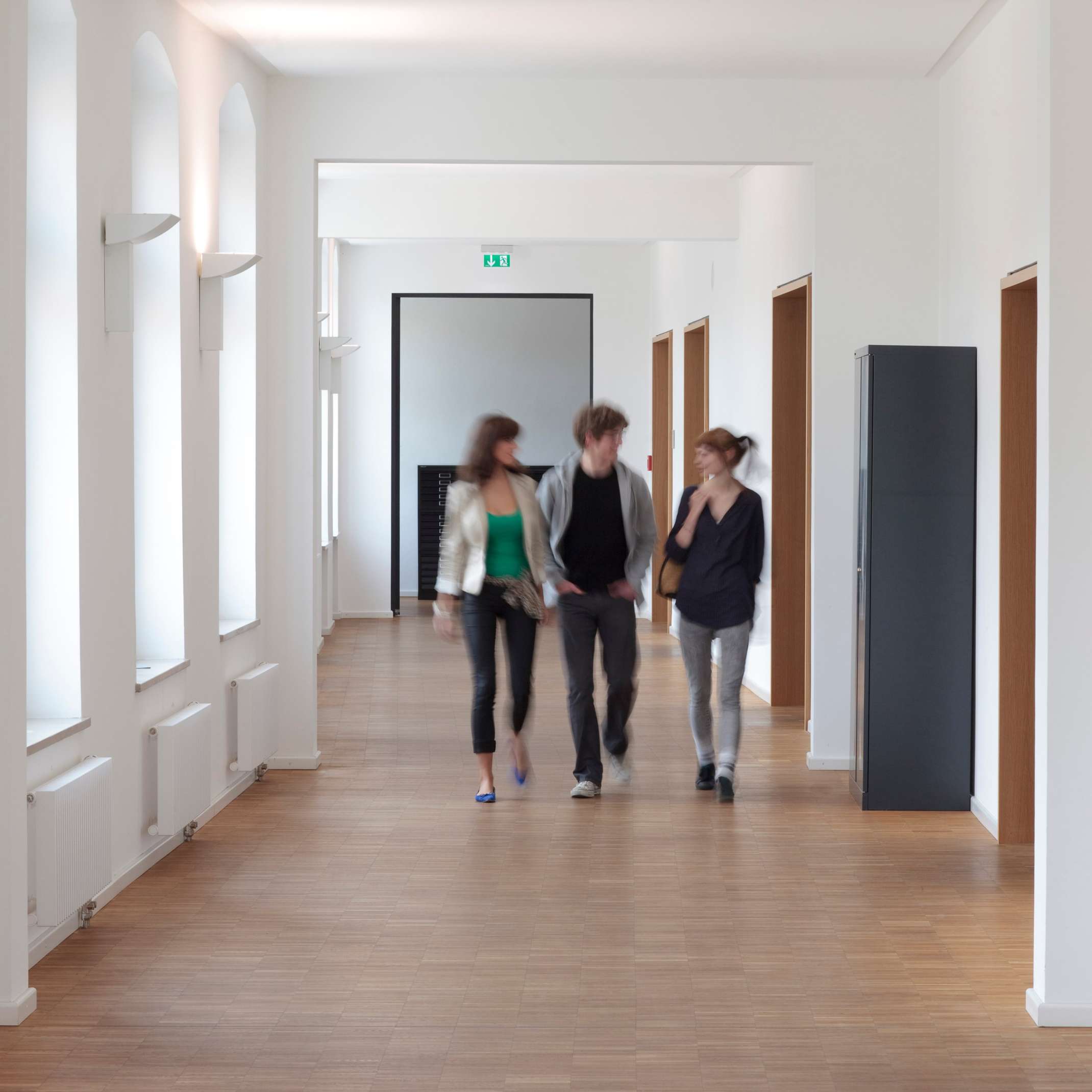 Studierende auf der Wiese im KLM-Innenhof. Foto: Florian Hammerich, www.altrofoto.de Studierende auf der Wiese im KLM-Innenhof. Foto: Florian Hammerich, www.altrofoto.de