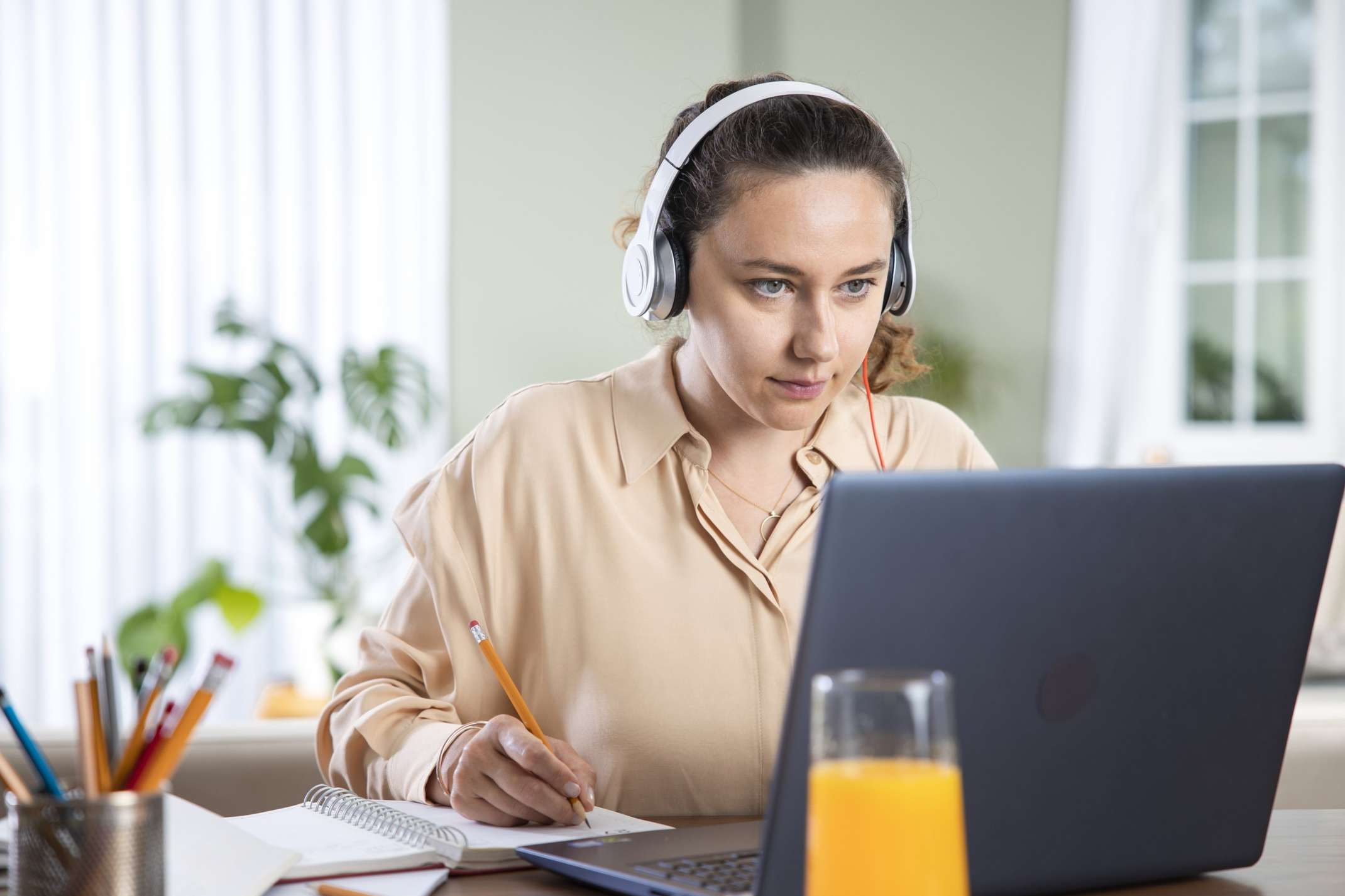 Studentin hinter Computer