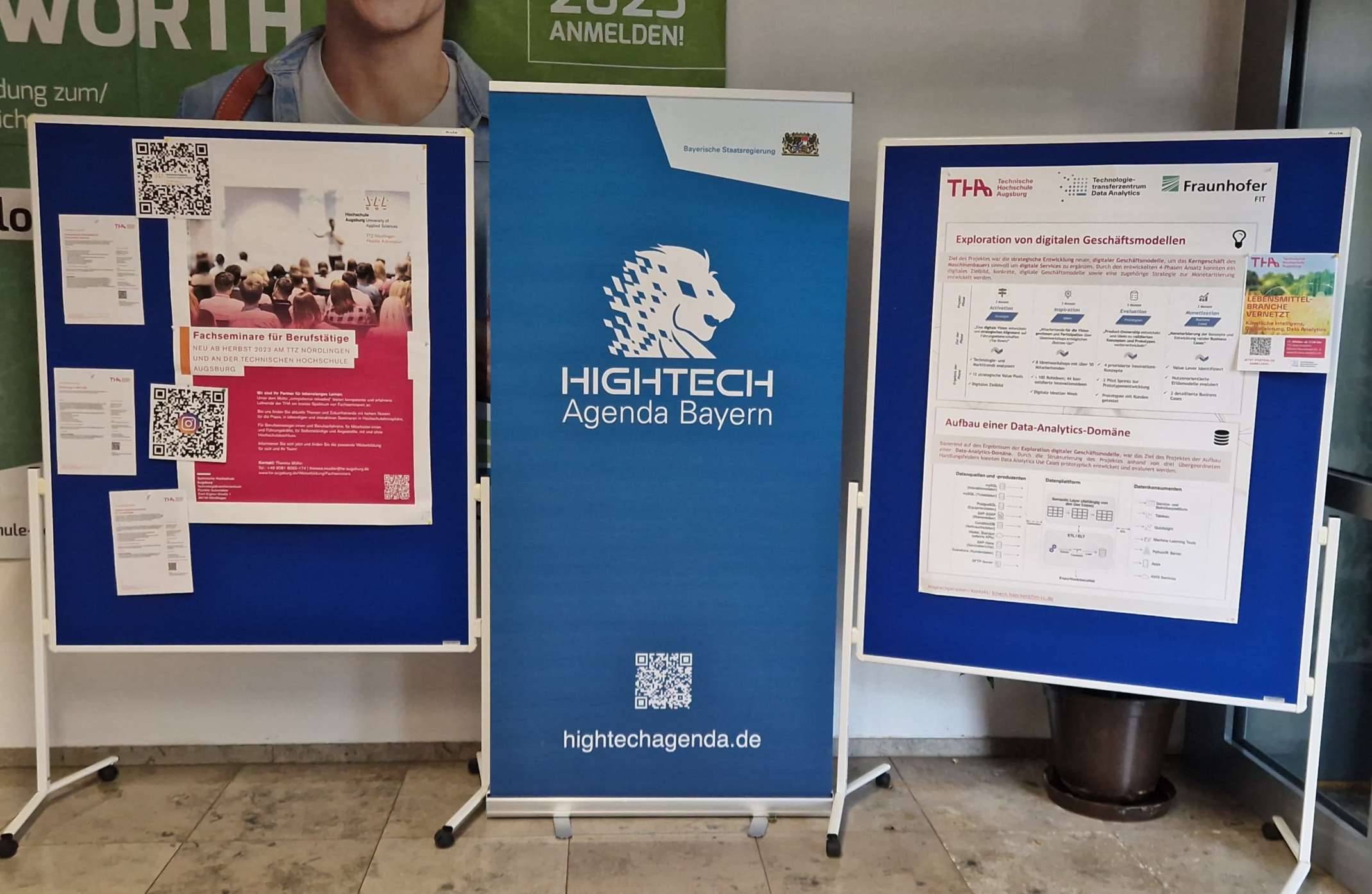 Hightech Agenda Bayern Roll-Up mit Projekten Links und Rechts.