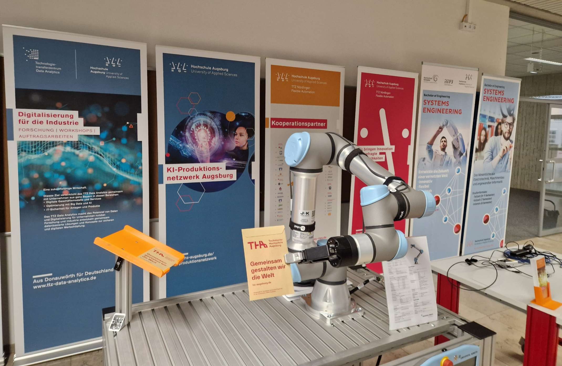 Stand mit Roboterarm