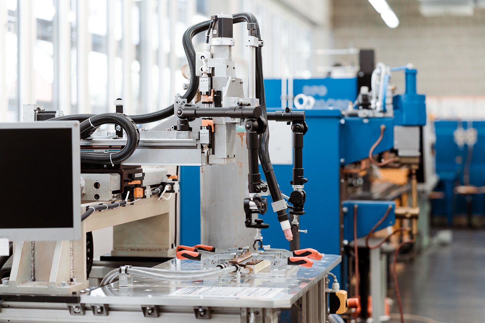 Studierende der Fakultät für Maschinenbau und Verfahrenstechnik im Festigkeitslabor II Studierende der Fakultät für Maschinenbau und Verfahrenstechnik im Festigkeitslabor II