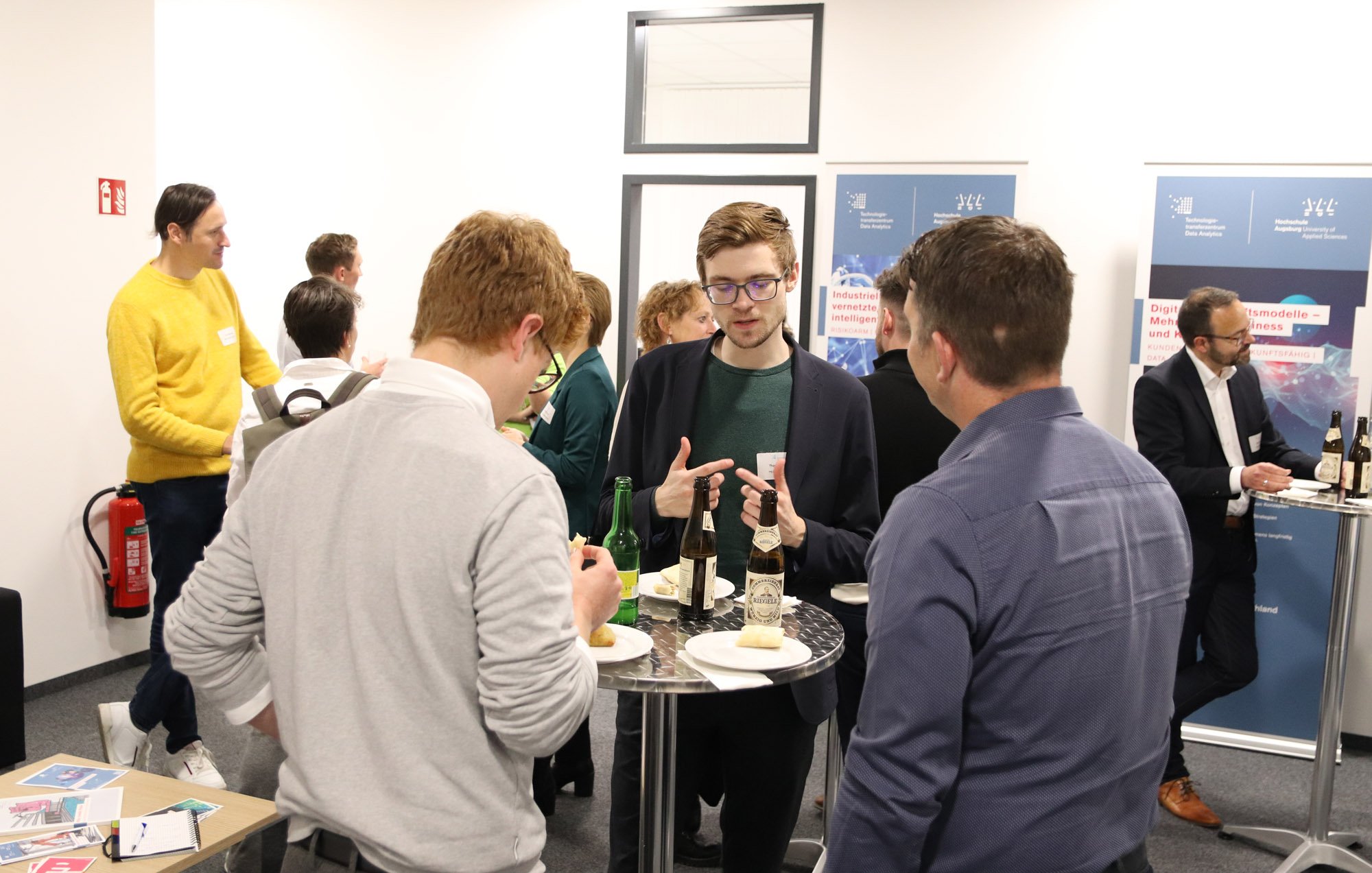 Die Teilnehmenden beim Networking in den Räumlichkeiten des TTZ Data Analytics Die Teilnehmenden beim Networking in den Räumlichkeiten des TTZ Data Analytics