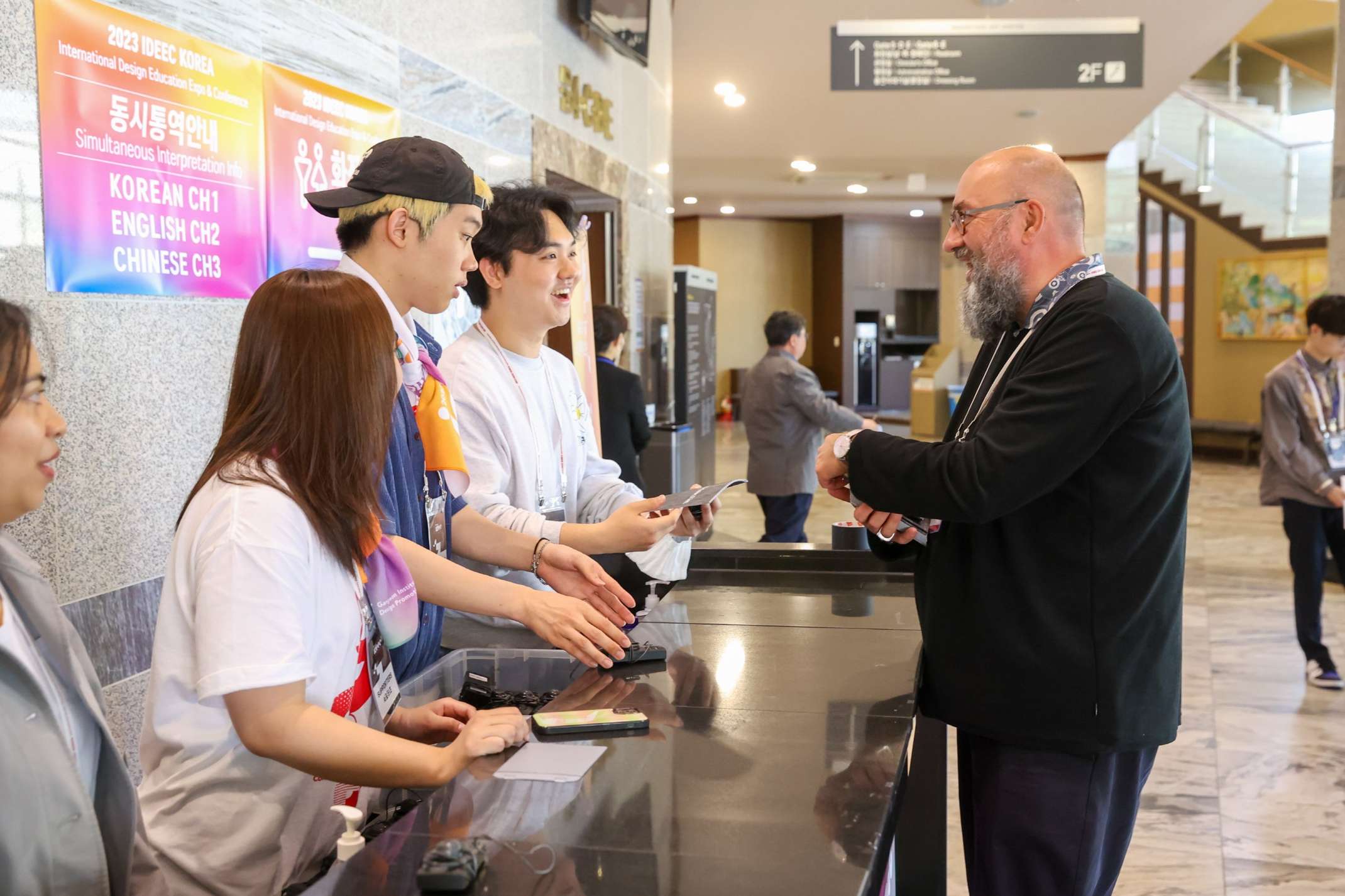 Prof. Stoll verteilt Broschüre an Studierende