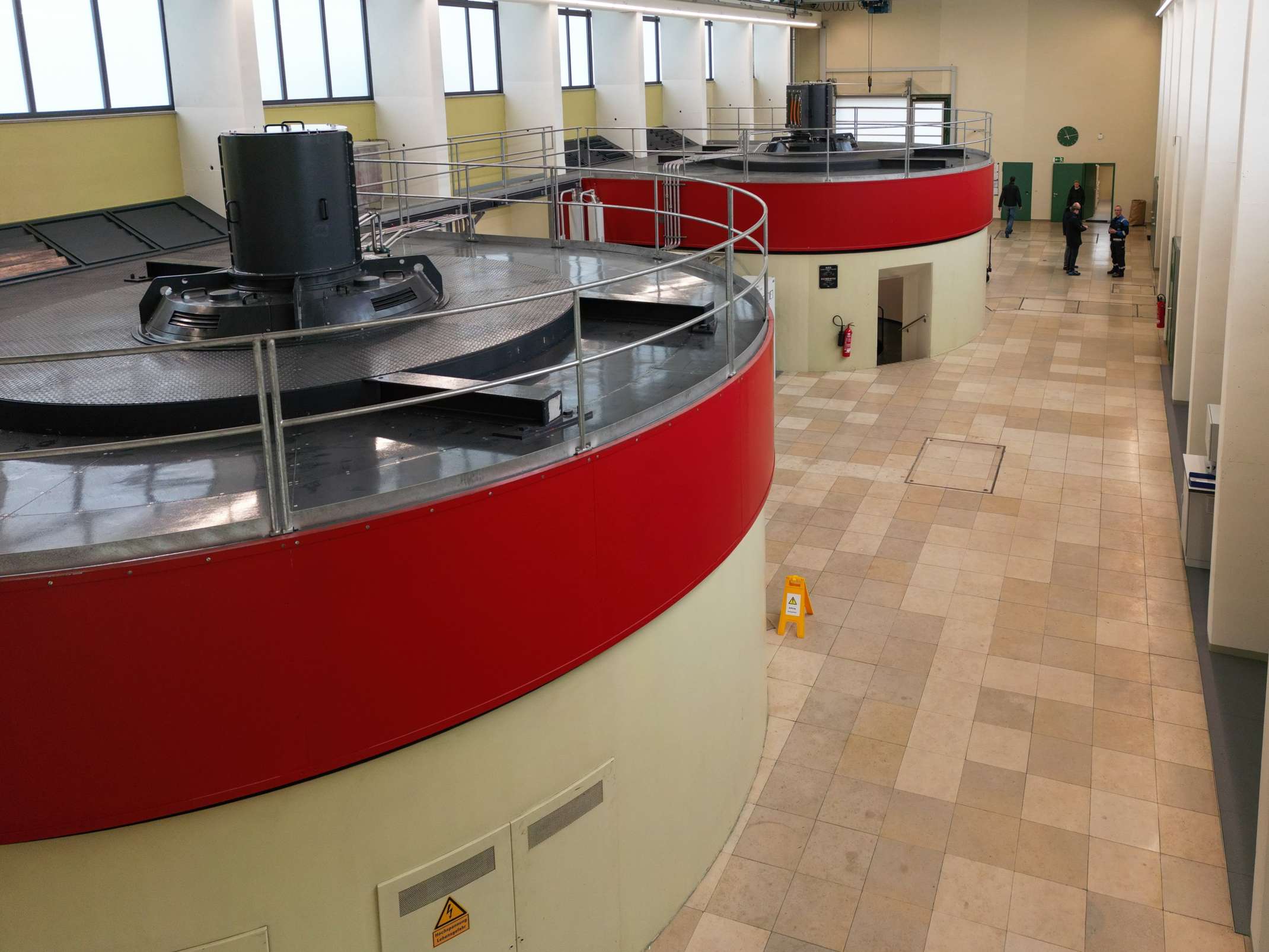 Der durch die Turbinen des Wasserkraftwerks Leipheim erzeugte Strom lief über eine direkte Mittelspannungsverbindung vom Wasserkraftwerk zum Förderwerk Niederstotzingen.