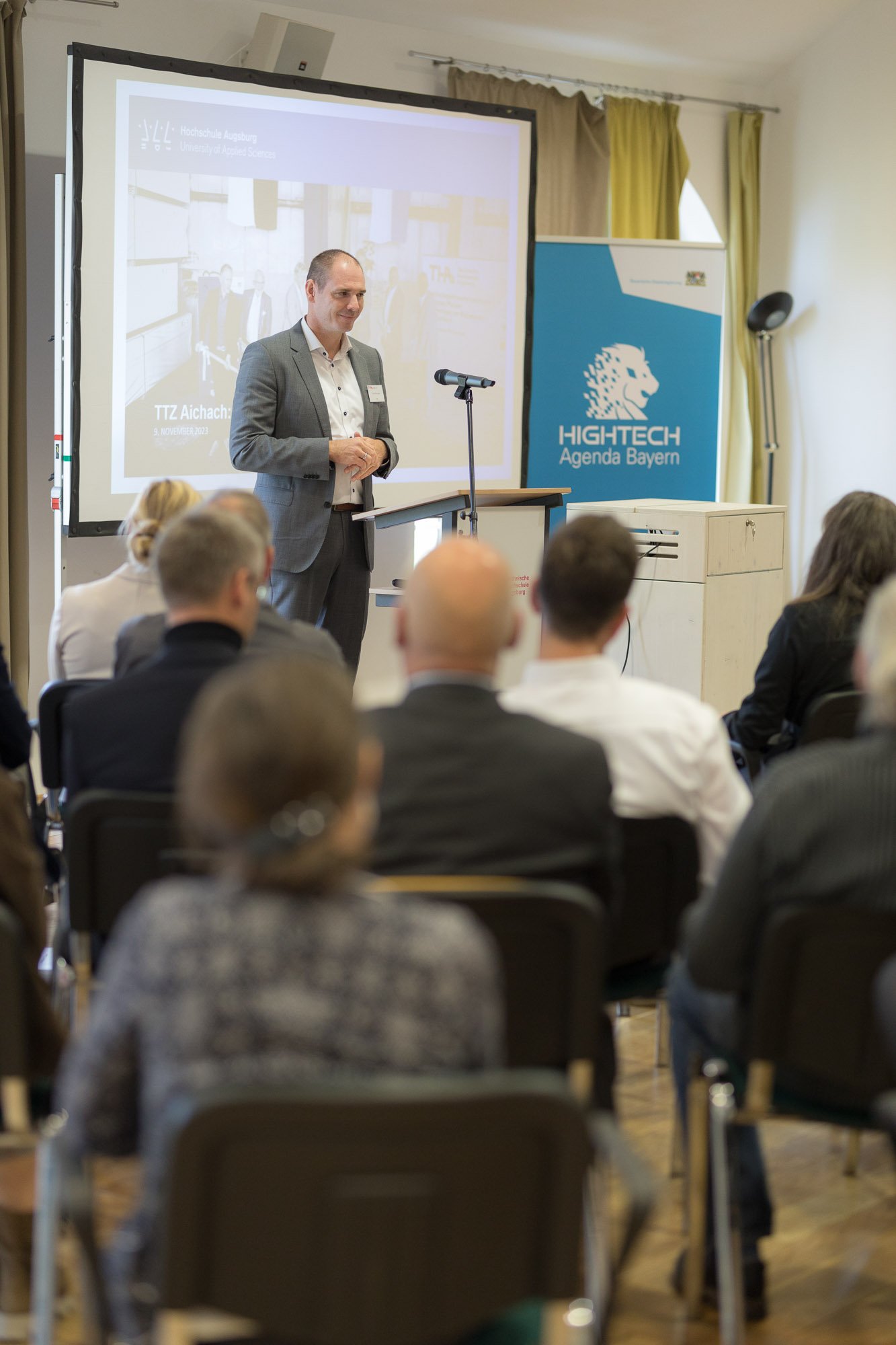 Prof. Dr. Frank Danzinger begrüßte die Teilnehmenden Prof. Dr. Frank Danzinger begrüßte die Teilnehmenden