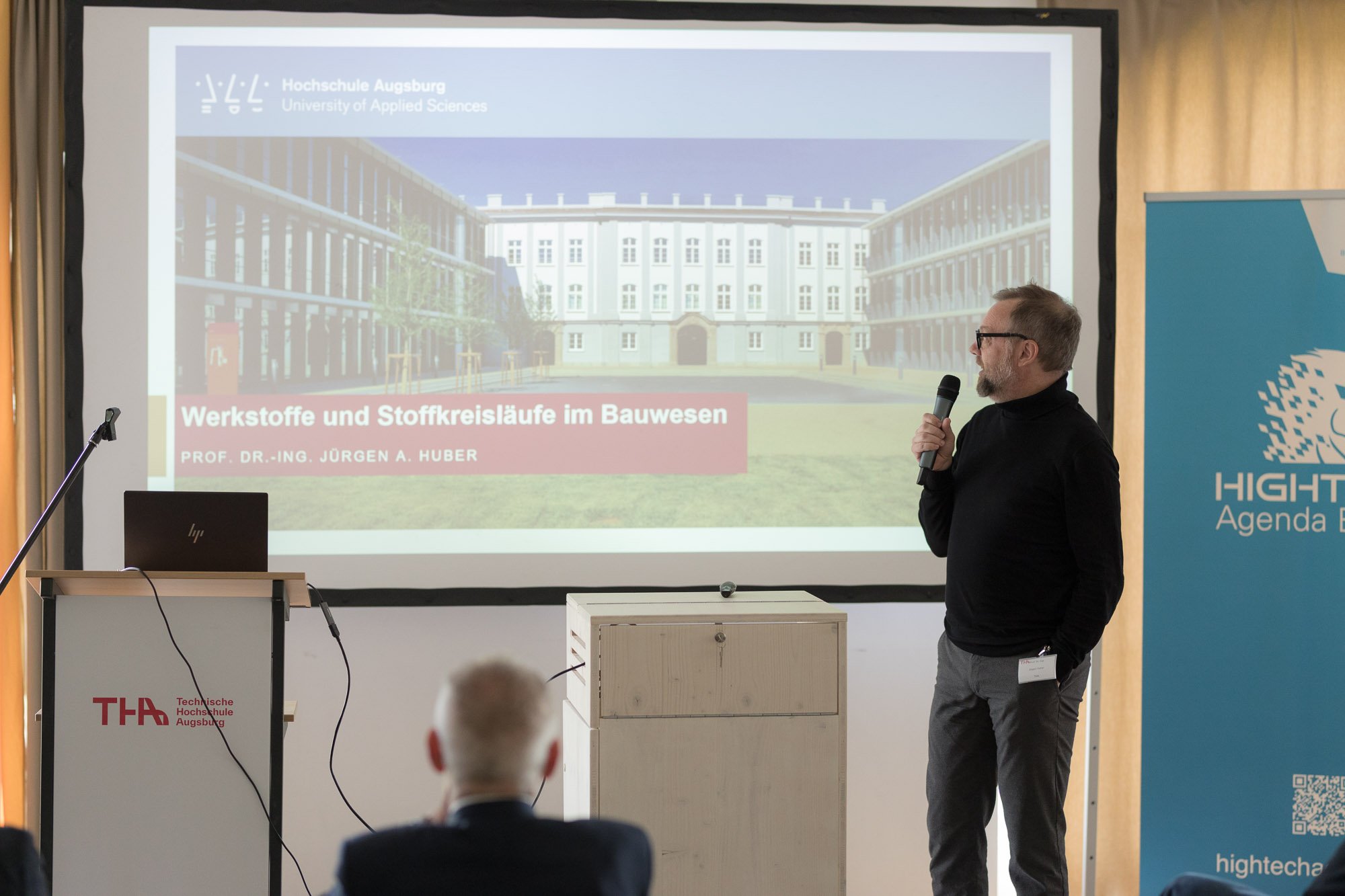 Prof. Dr.-Ing. Jürgen Huber stellte das Weiterbildungsangebot des TTZ Aichach vor Prof. Dr.-Ing. Jürgen Huber stellte das Weiterbildungsangebot des TTZ Aichach vor