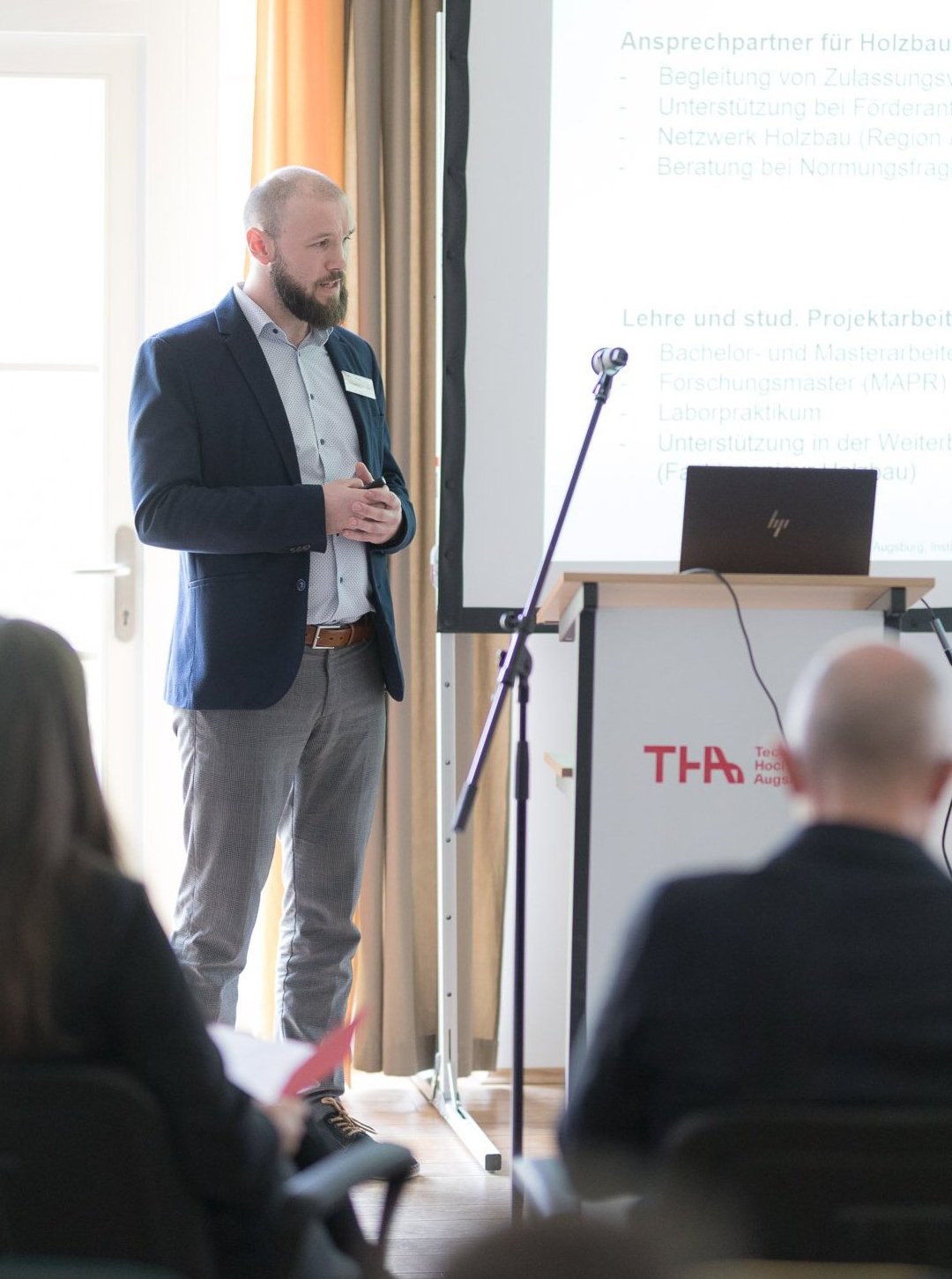 Michael Mikoschek stellte das ifh – Institut für Holzbau der Technischen Hochschule Augsburg vor Michael Mikoschek stellte das ifh – Institut für Holzbau der Technischen Hochschule Augsburg vor