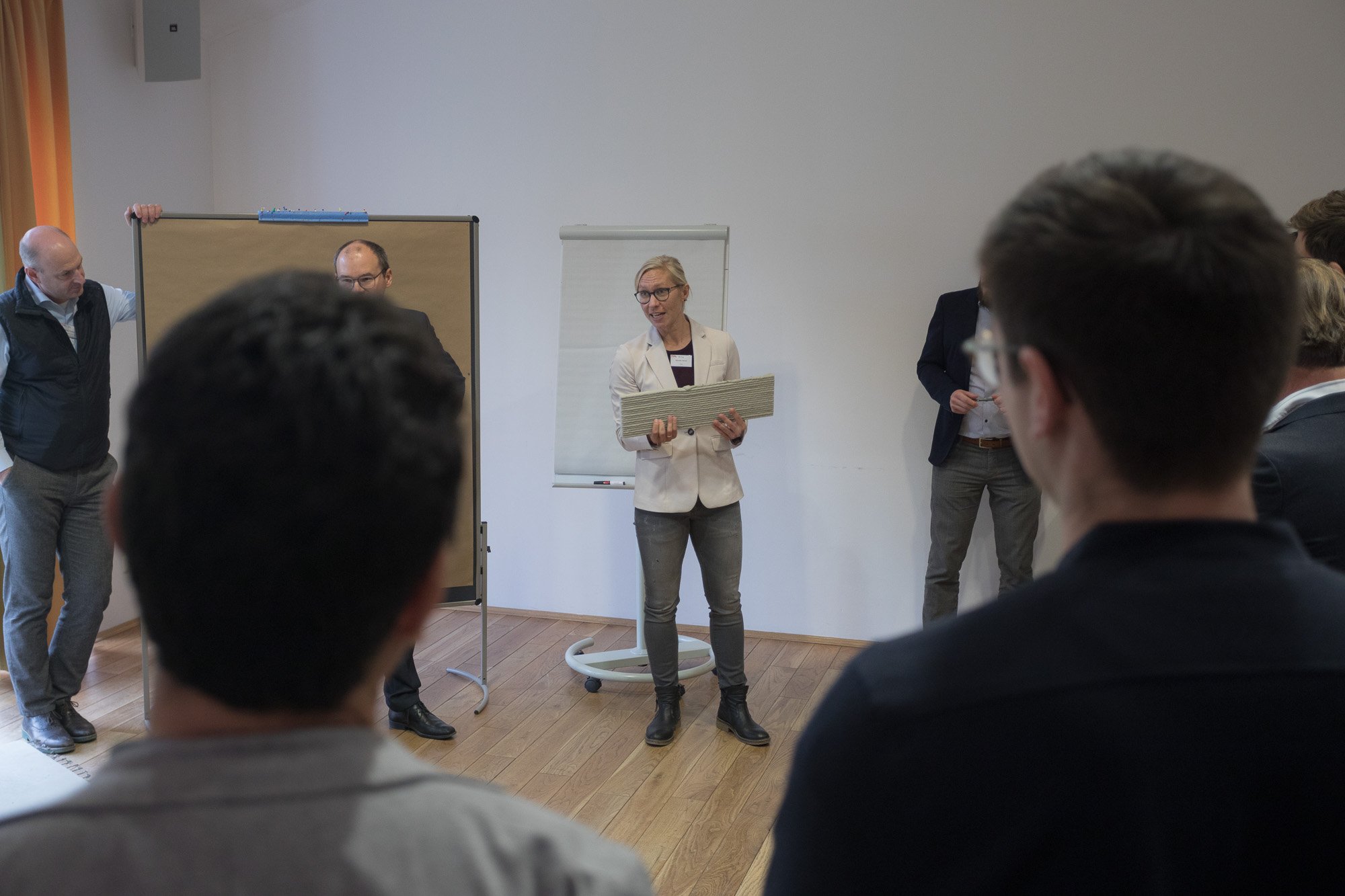 Mareile Hertel, Geschäftsführerin des TTZ Aichach, erläuterte die Vorteile von Carbonbeton Mareile Hertel, Geschäftsführerin des TTZ Aichach, erläuterte die Vorteile von Carbonbeton