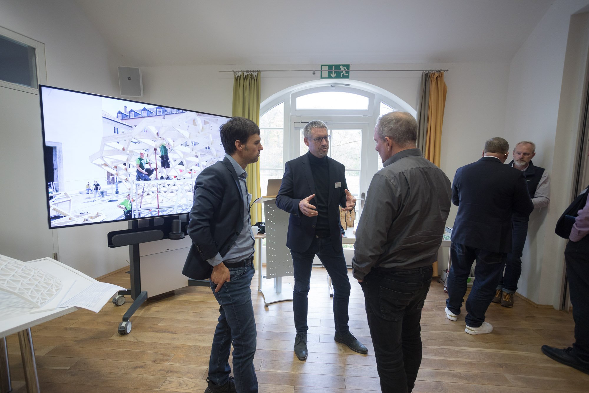 Teilnehmende im Gespräch Teilnehmende im Gespräch