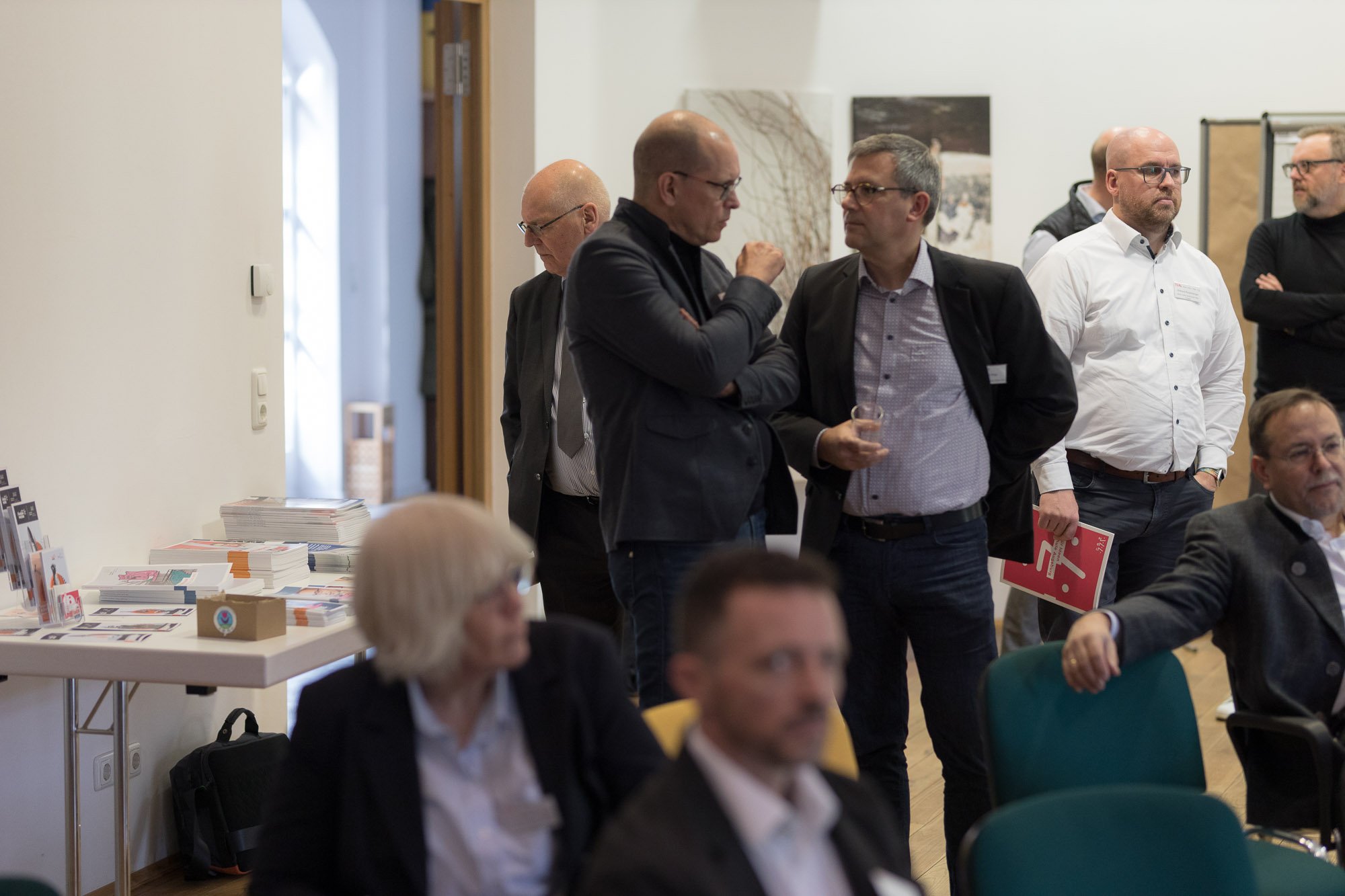 Teilnehmende im Gespräch Teilnehmende im Gespräch