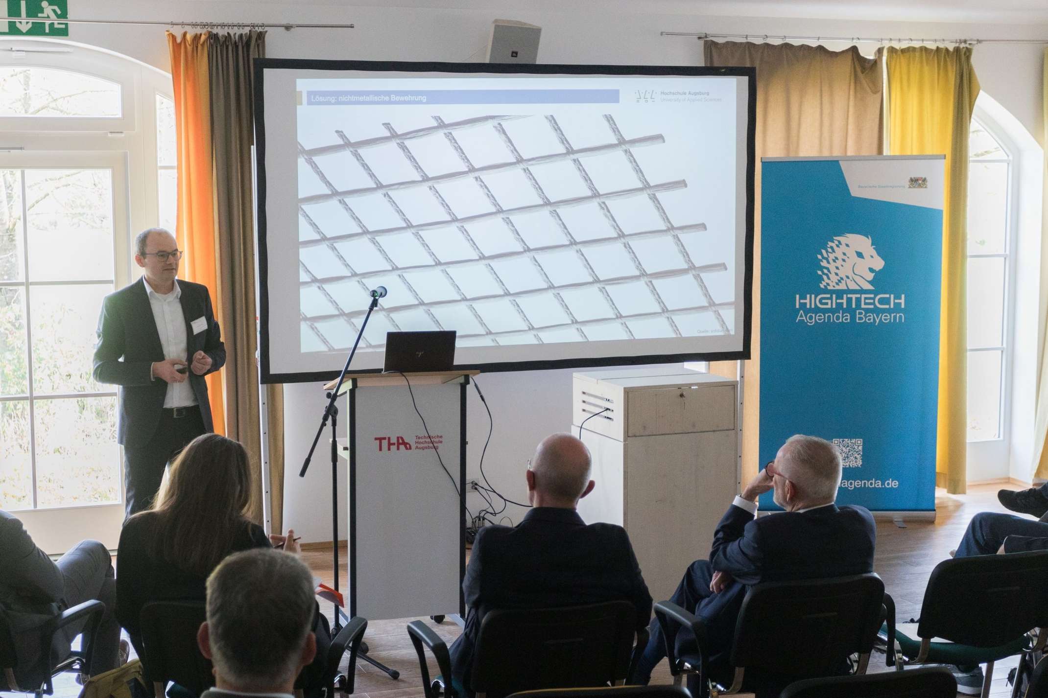 Prof. Dr.-Ing. Sergej Rempel erläuterte das Portfolio Massivbau Prof. Dr.-Ing. Sergej Rempel erläuterte das Portfolio Massivbau