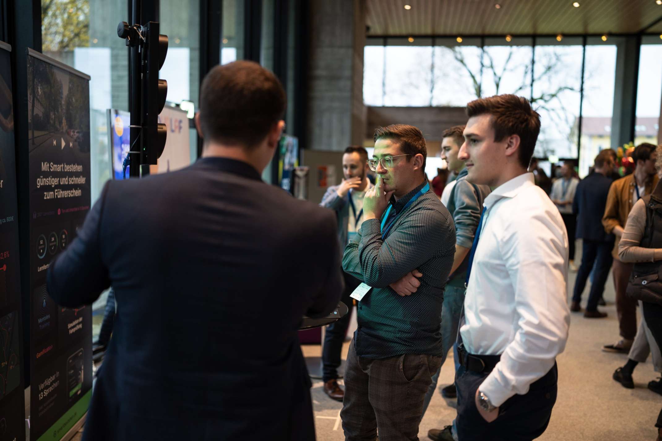 Bild: © Digitales Zentrum Schwaben (DZ.S) | Netzwerken im Foyer bei dem Startup Smart bestehen