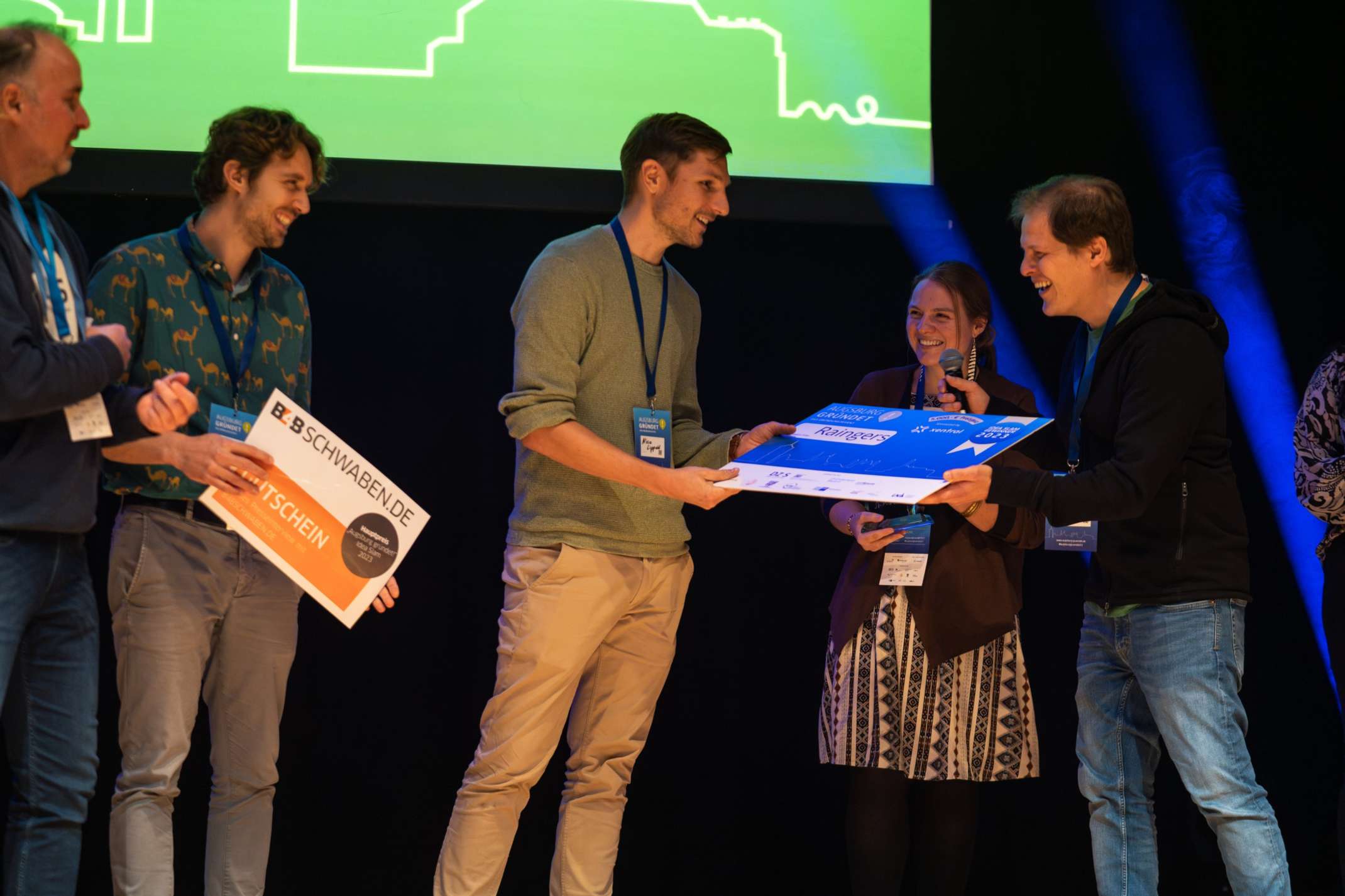Bild: © Digitales Zentrum Schwaben (DZ.S) | v.l.: Stefan Schimpfle, Digitales Zentrum Schwaben (DZ.S); Philipp Ramjoué, Nico Lippold, Julia Ramjoué, Gründer des Startups Raingers GmbH; Benedikt Sauter, Xentral ERP Software GmbH; bei der Übergabe des Preisgeldes