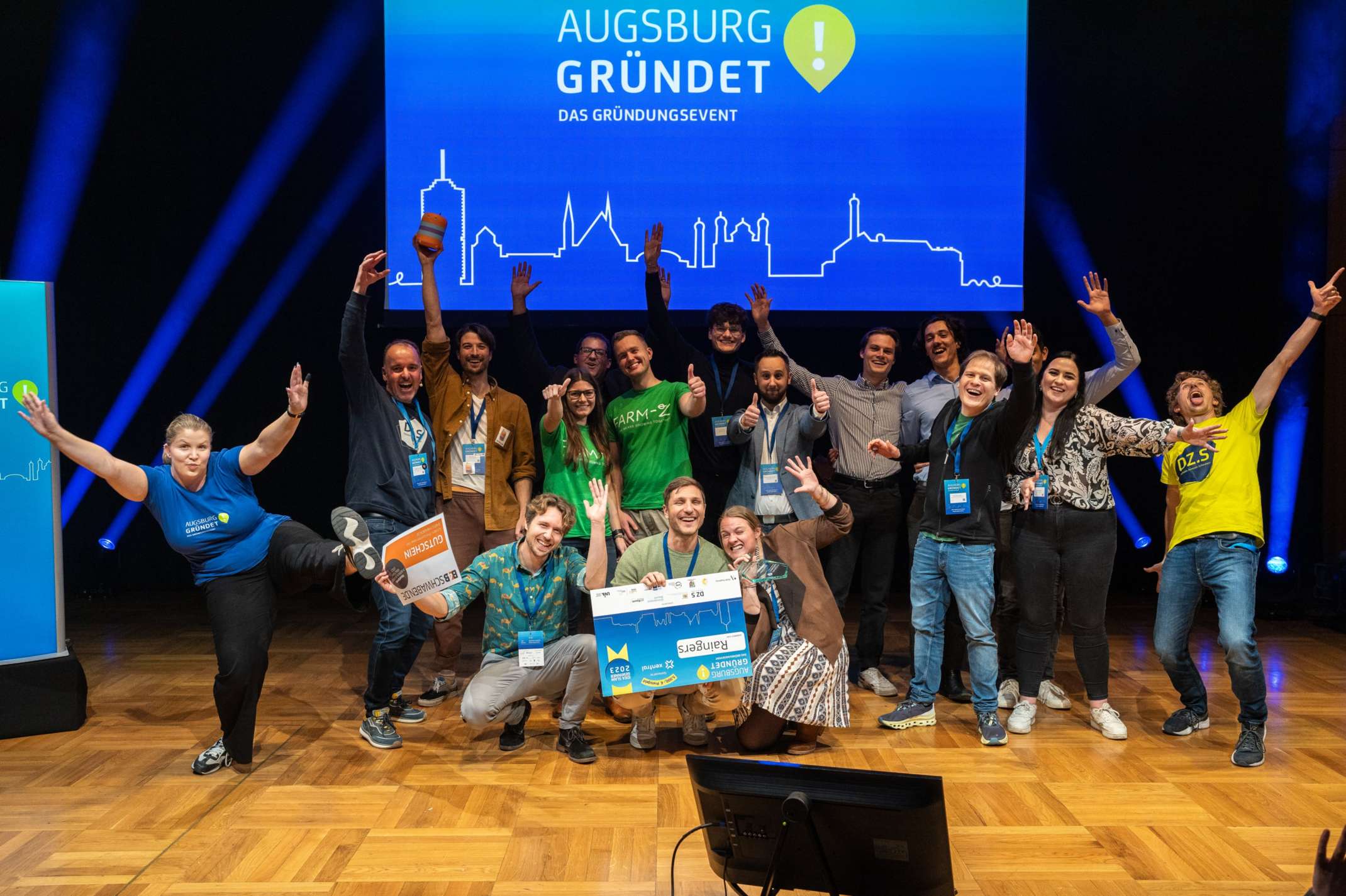 Bild: © Digitales Zentrum Schwaben (DZ.S) | Die Teams der fünf Idea Slam Finalisten Ohrlaf, Smart bestehen, Phraise, Farm-Z und Raingers zusammen mit Angelina Märkl (vmm Wirtschaftsverlag), Benedikt Sauter (Xentral ERP Software GmbH) sowie Sarah Nowotsch, Stefan Schimpfle und Raphael Feinäugle (alle DZ.S) | Bild: Digitales Zentrum Schwaben (DZ.S) 