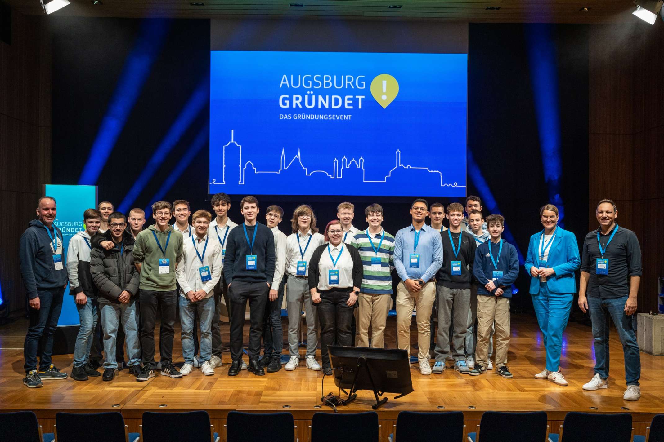 Bild: Digitales Zentrum Schwaben (DZ.S) | Schüler des Jakob-Fugger-Gymnasiums zusammen mit ihrem Lehrer Andreas Horn; Eva Weber, Oberbürgermeisterin der Stadt Augsburg und Stefan Schimpfle, Digitales Zentrum Schwaben (DZ.S)