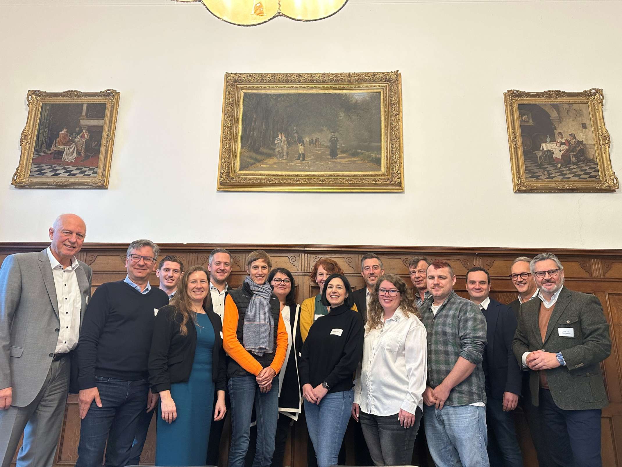 Teilnehmende des Fachseminars #bigpicturemarketing mit Prof. Manfred Uhl (rechts) und Prof. Klaus Kellner (links)