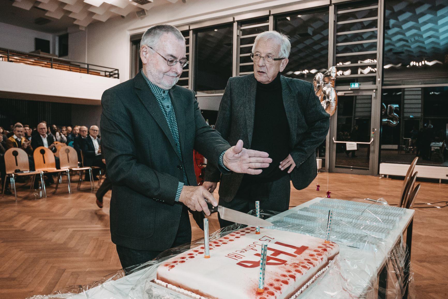 11-Anschnitt der Jubiläumstorte Prof Schnell, Prof Dr Hilmer (vlnr) Foto: Matthias Leo