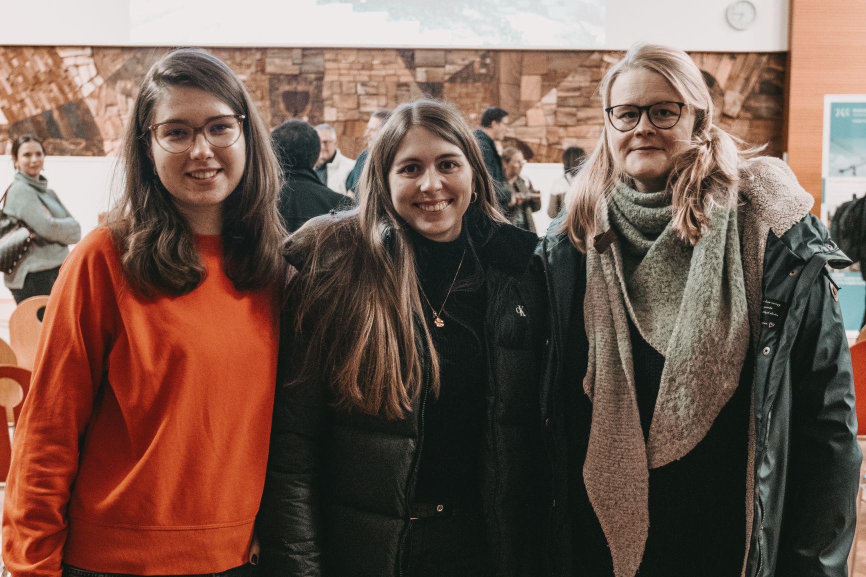 14-Auch derzeit Studierende feiern mit. Foto: Matthias Leo