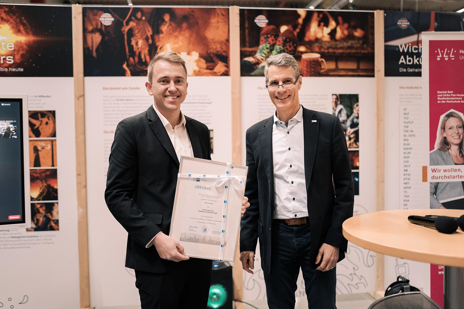 Manuel Krämer erhielt von Thomas Sixta, Ehrenvorsitzender der IHK-Regionalversammlung Aichach-Friedberg, den IHK-Hochschulpreis der Schwäbischen Wirtschaft 2023. 