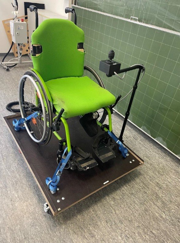 Rollbrett mit Rollstuhl Rollbrett mit Rollstuhl