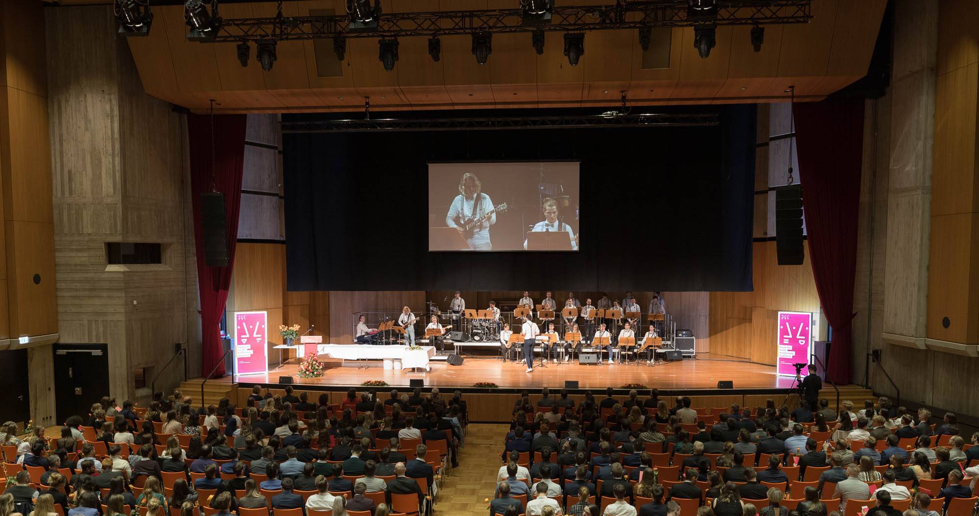 Die Campus Big Band Augsburg bei der Urkundenverleihung der THA