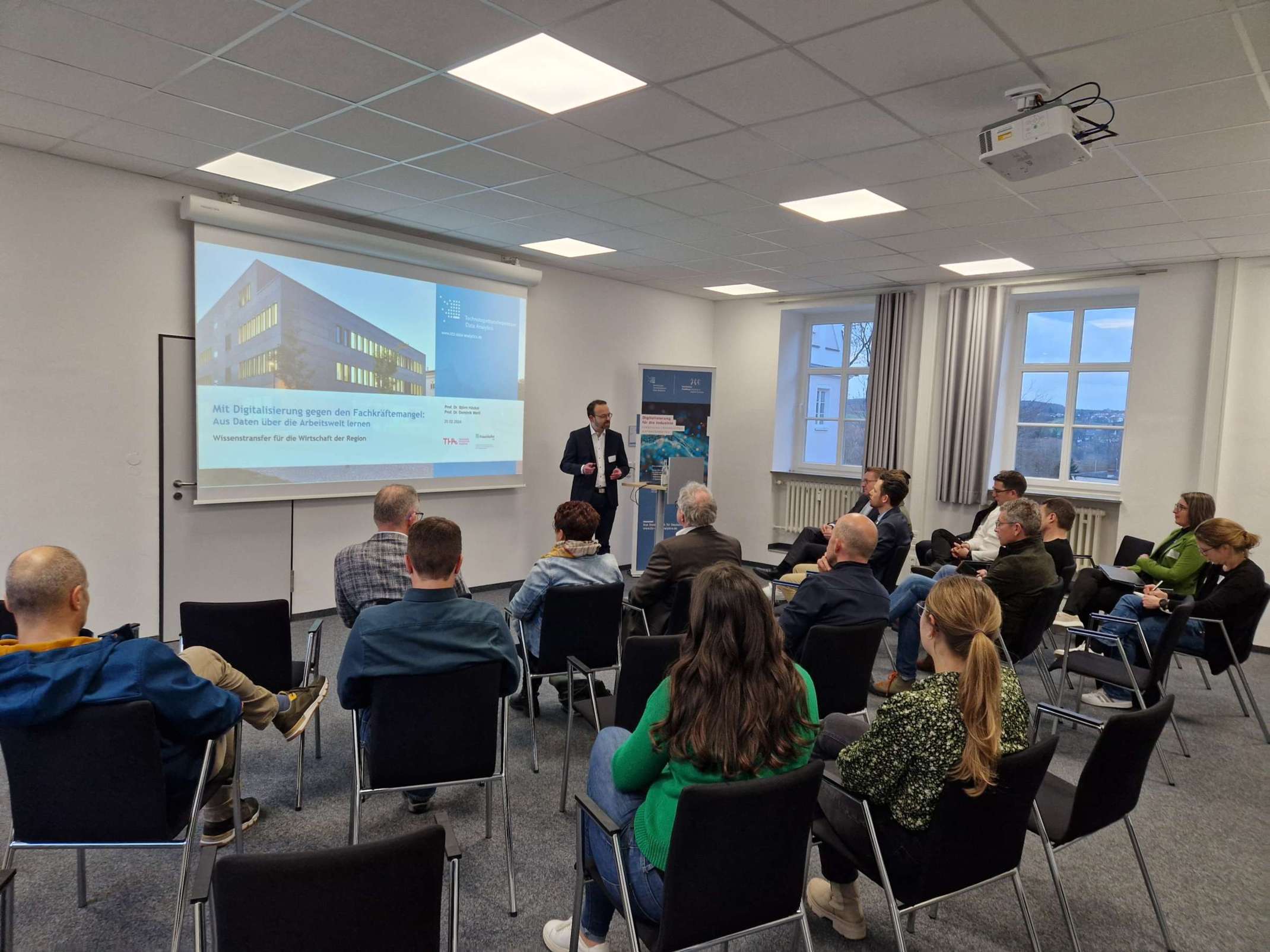 Prof. Dr. Björn Häckel bei der Begrüßung zu Data Analytics im Donau-Ries