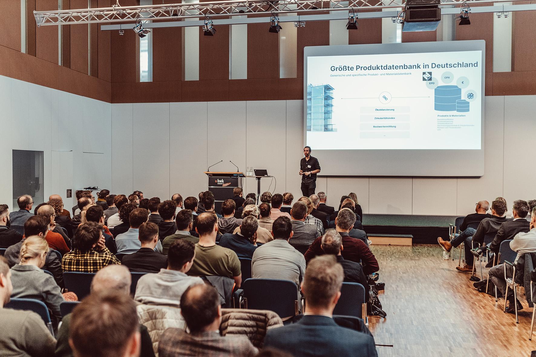 Die renommierte Fassadentagung, die einmal jährlich stattfindet, ist integraler Bestandteil des weiterbildenden berufsbegleitenden Zertifikatsstudiengangs Fassade. Foto: Matthias Leo..