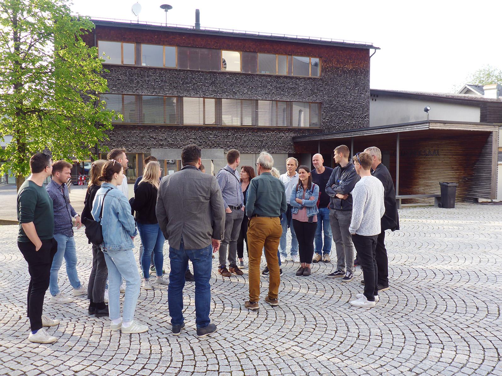 Exkursionen zu beispielhaften Holzbauprojekten - hier in Vorarlberg - sind integraler Bestandteil des Curriculums im weiterbildenden berufsbegleitenden Zertifikatsstudiengang Holzbau. Foto: Markus Brand.