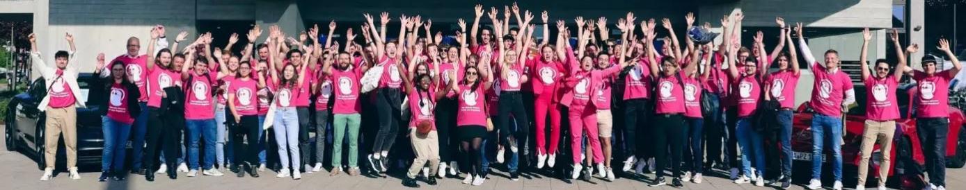 Studierende der THA im pinken Funkenwerk T-Shirt