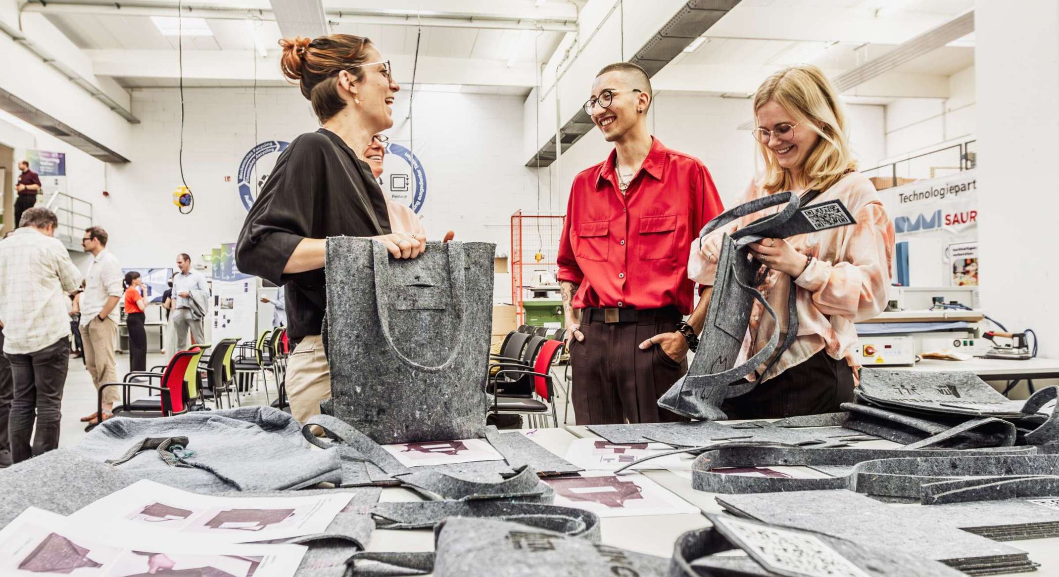 Person mit VR Recycling-Spiel im Lernlabor ELLSI Augsburg