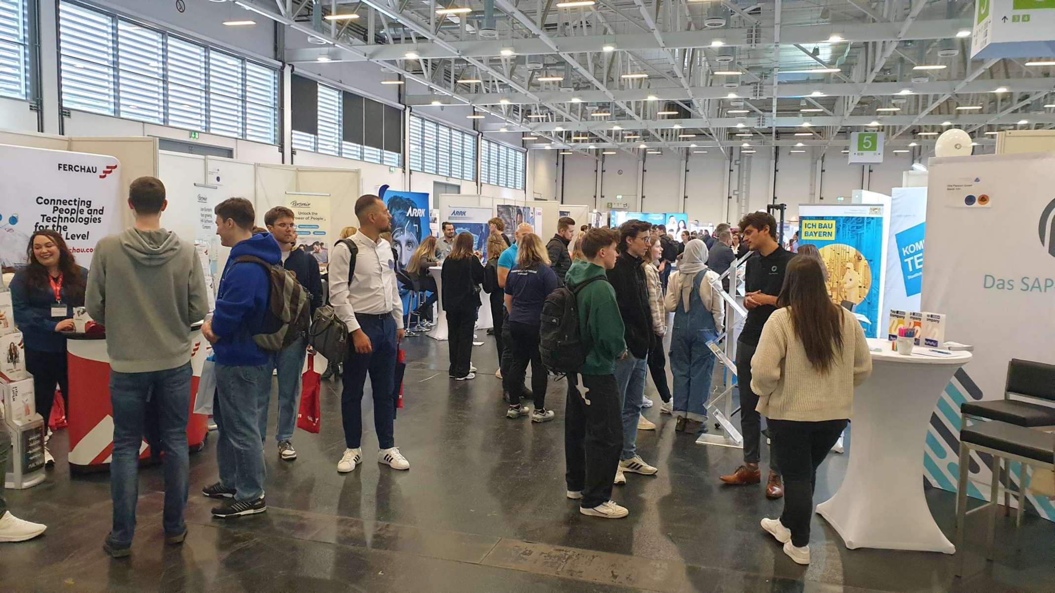 Über 270 Firmen präsentierten sich am 8. Mai auf der Firmenkontaktmesse Pyramid an der Messe Augsburg. Foto: Christine Lüdke