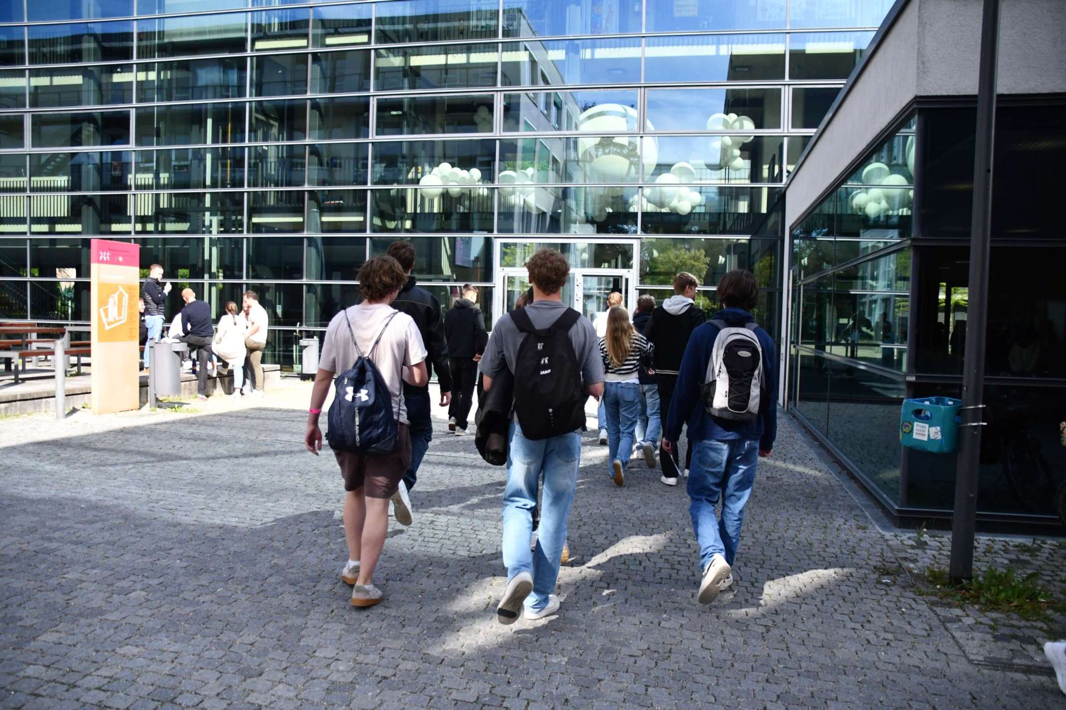 Schülerinnen und Schüler auf dem Campus.