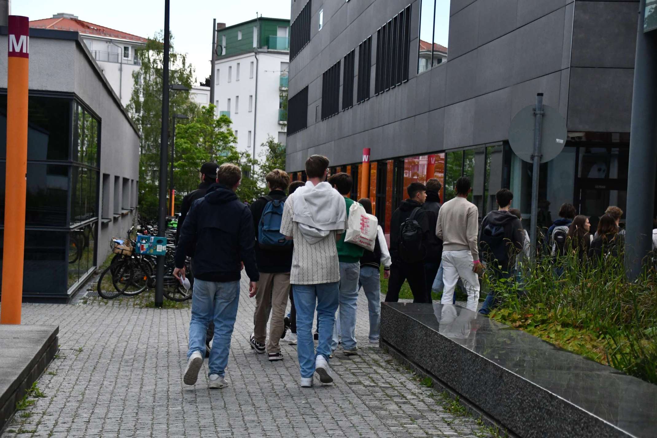 Schülerinnen und Schüler auf dem Campus.