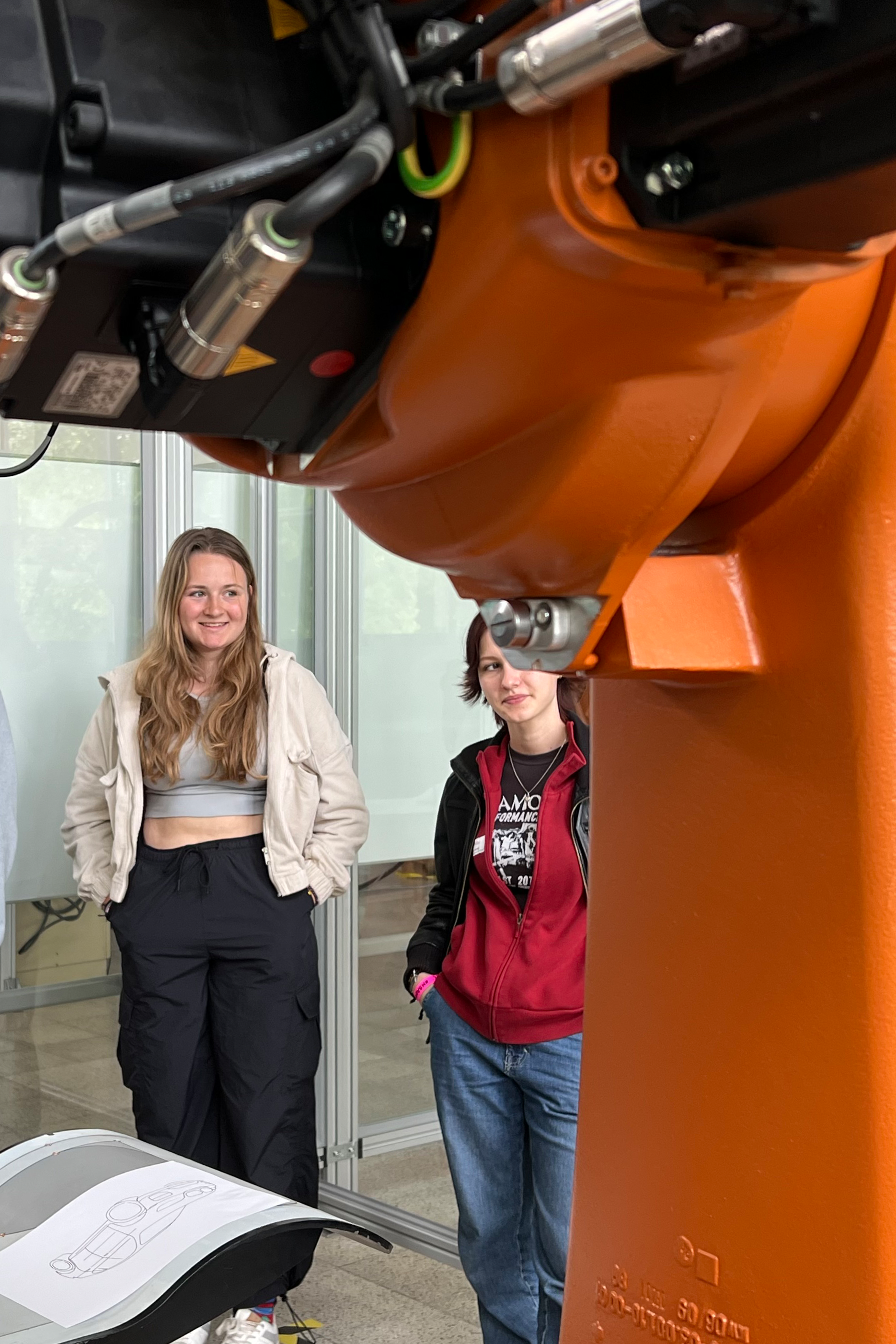 Schülerinnen in der Fakultät für Maschinenbau und Verfahrenstechnik.