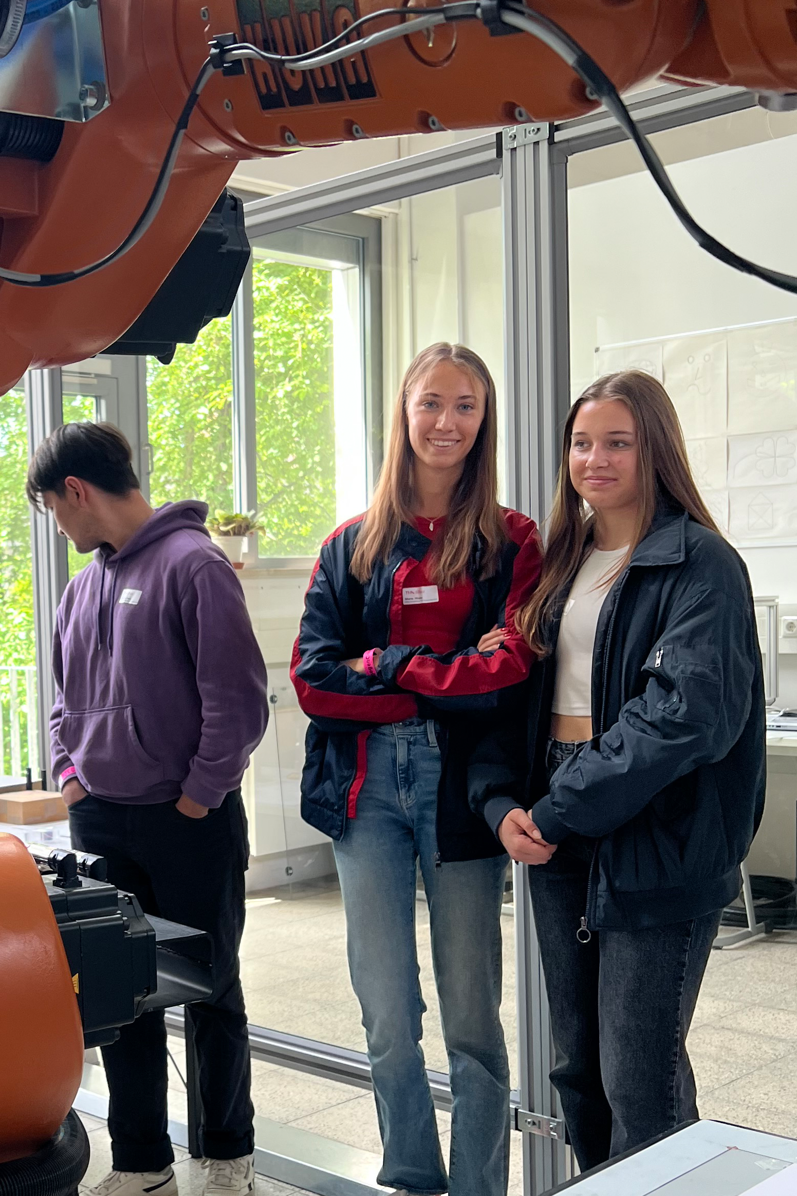 Schülerinnen in der Fakultät für Maschinenbau und Verfahrenstechnik.