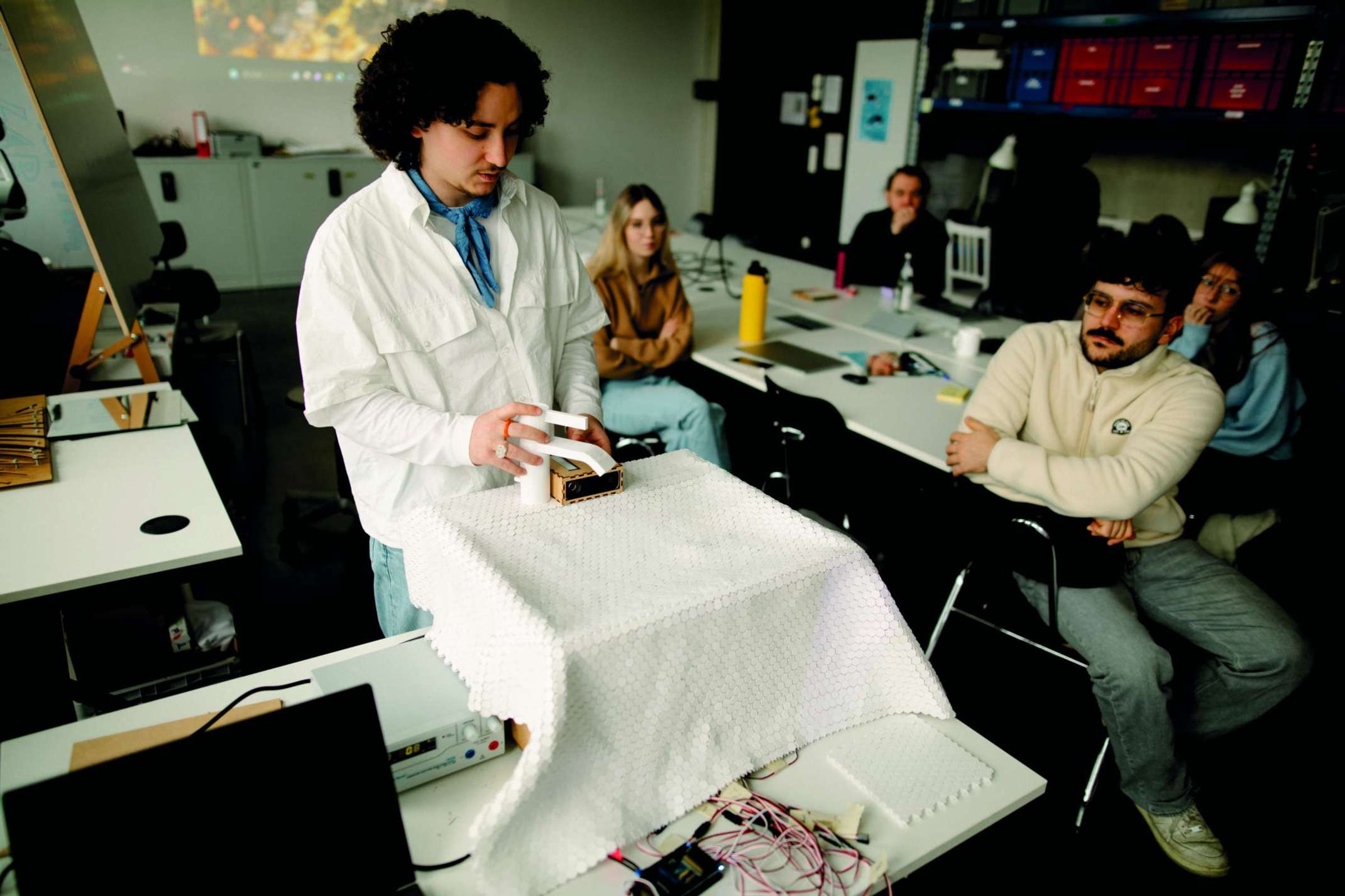 Studierende bei der Arbeit im Kooperationsprojekt Transformative Spaces 