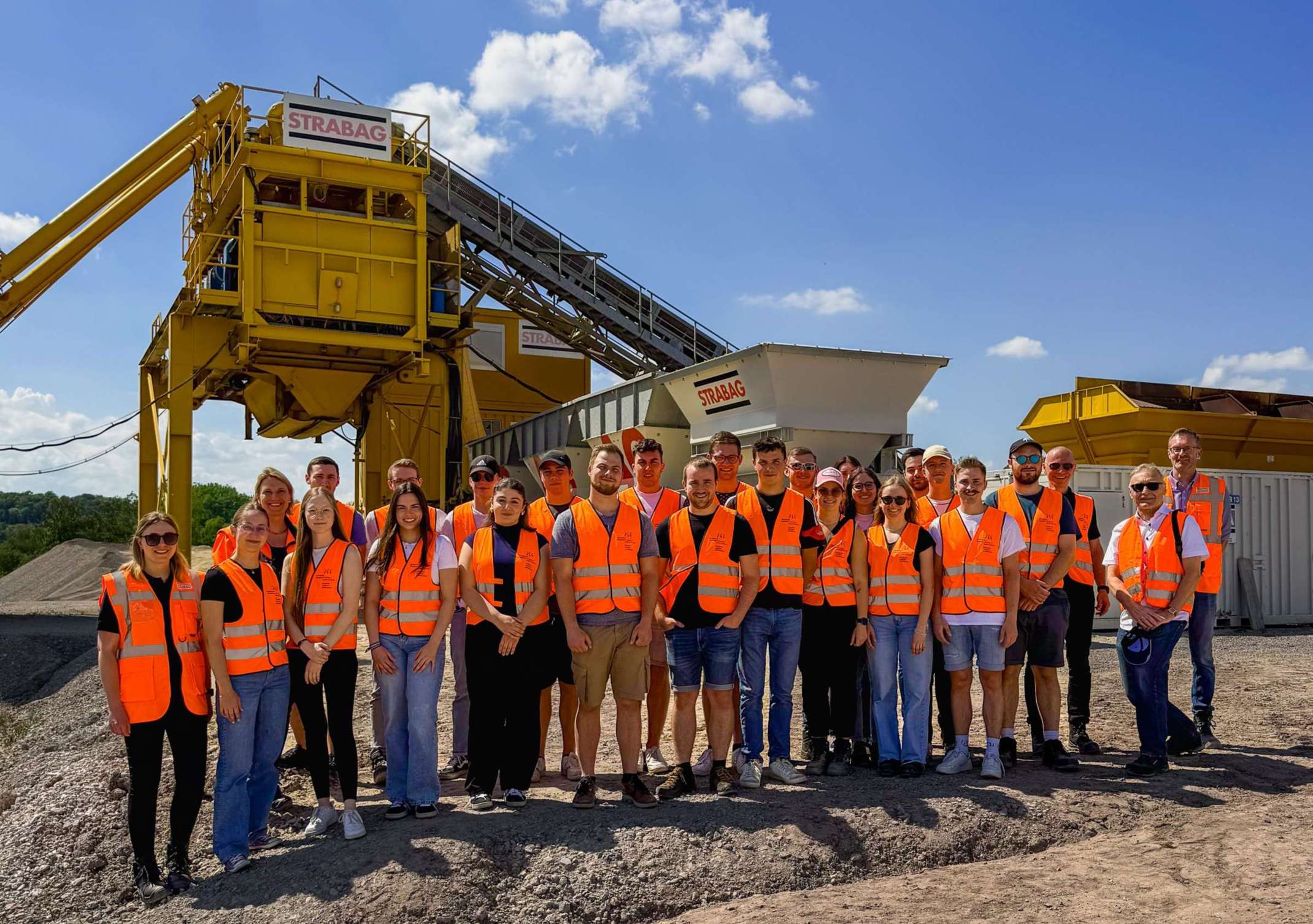 Studierende Gruppenfoto auf Baustelle
