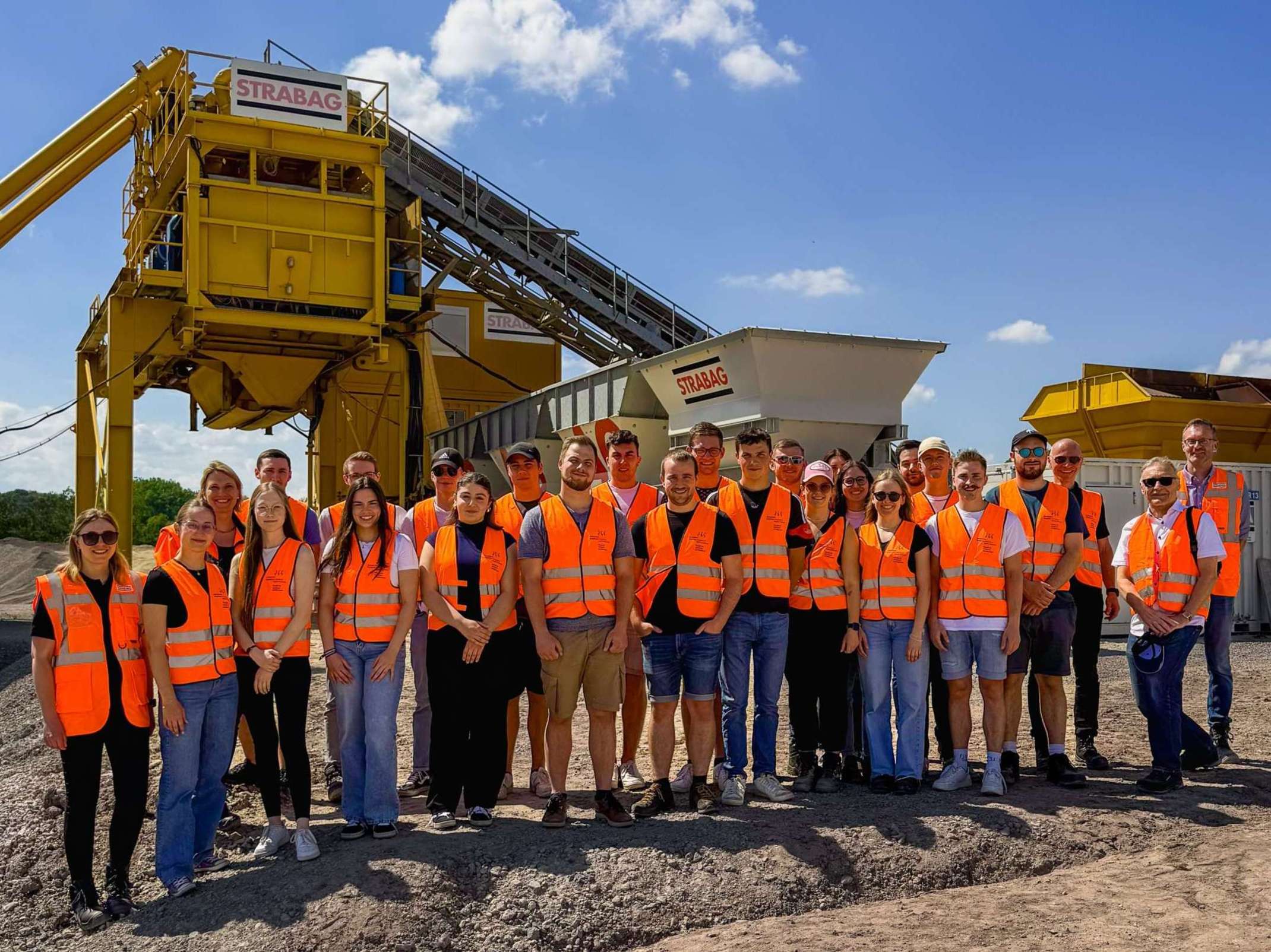 Studierende Gruppenfoto auf Baustelle