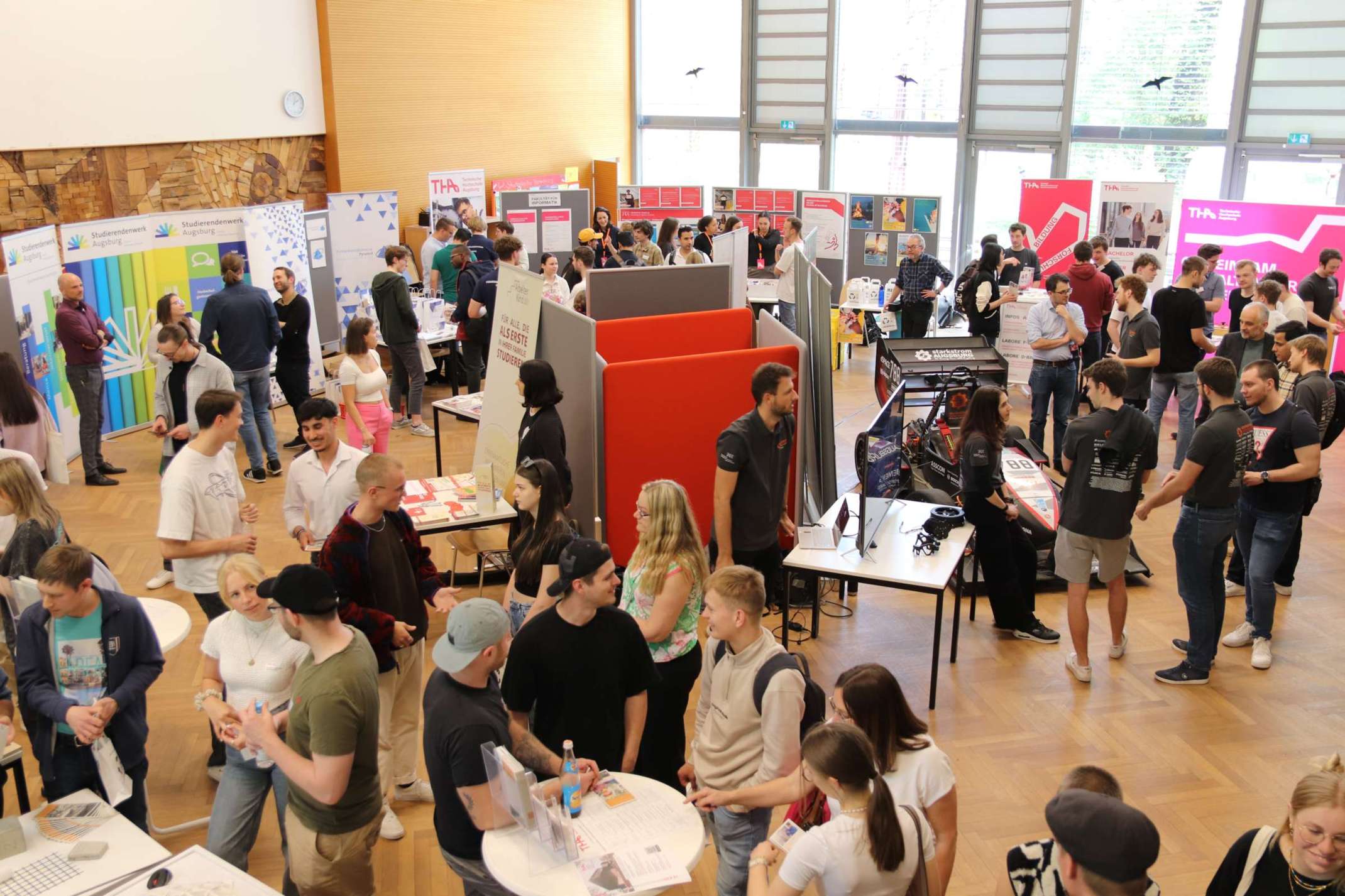 Zentrale Studienberatung am Messestand. Zentrale Studienberatung am Messestand.